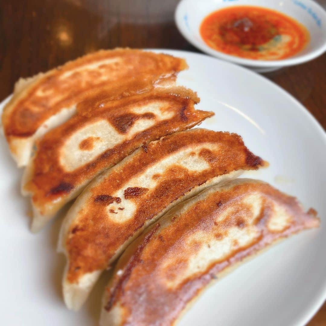 イトウジュン（タイ料理研究家）さんのインスタグラム写真 - (イトウジュン（タイ料理研究家）Instagram)「#自由が丘 で 私が大好きな中華は #泰興楼 ❣️ とにかく #餃子 ここのは最高❣️ 大きくてジューシー #肉汁たっぷり すぎ #酸辣湯麺 も #硬焼きそば も #大盛り で美味しいよ  #お勧めランチ #自由が丘ランチ #中華好きな人と繋がりたい  #自由が丘中華  #餃子の美味しいお店  #辛いもの好き  #コスパ最高  #行列のできる店  #行列グルメ  #グルメな人と繋がりたい  #インスタ映え  #ランチ  #自由が丘グルメ  #自由が丘カフェ  #大食い  #満足度高い  #大食い女子 #ラーメン女子 #ラーメン好きな人と繋がりたい  #ラーメン  #麺活 #自由が丘ラーメン #中華好きな人と繋がりたい」12月12日 17時10分 - junito.13