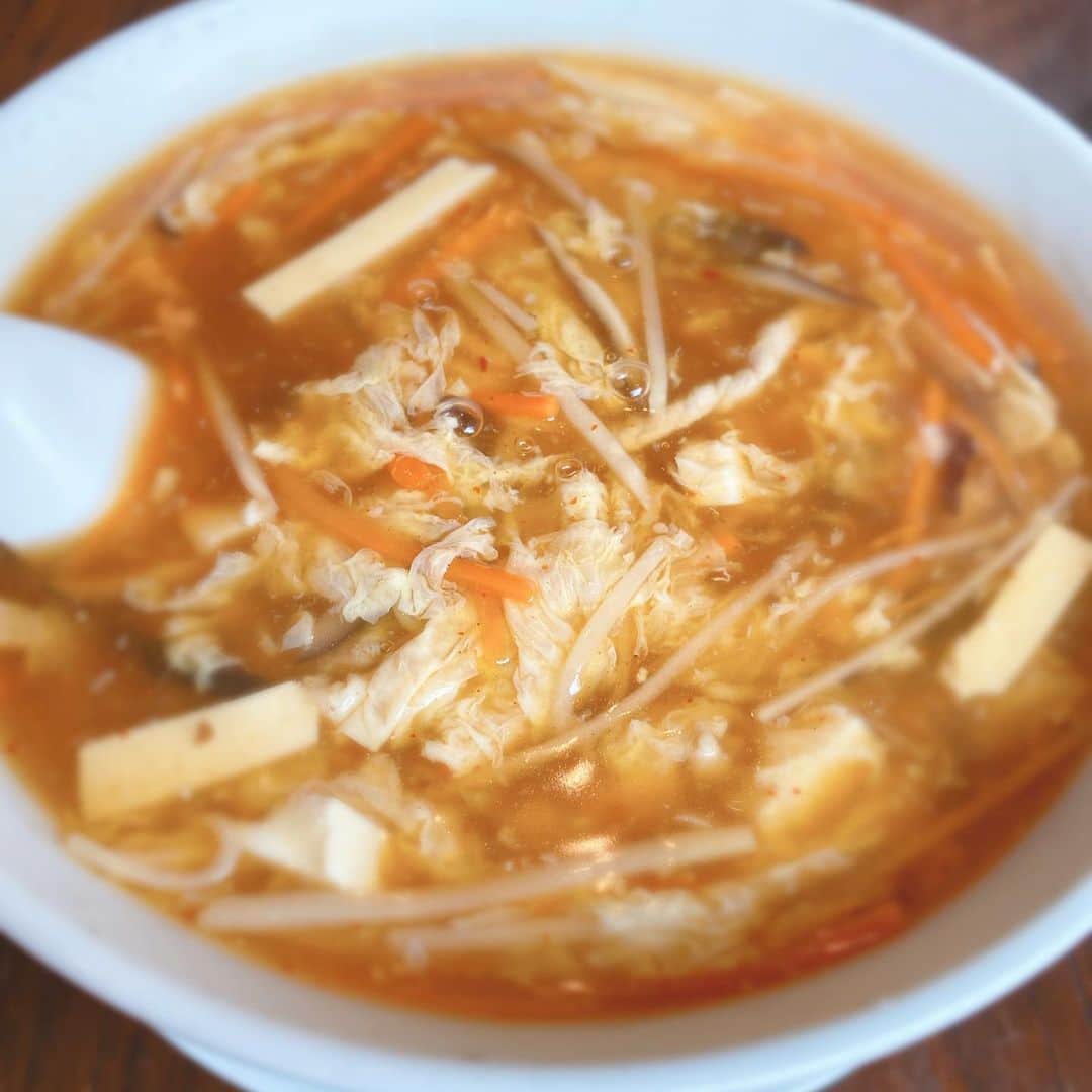 イトウジュン（タイ料理研究家）さんのインスタグラム写真 - (イトウジュン（タイ料理研究家）Instagram)「#自由が丘 で 私が大好きな中華は #泰興楼 ❣️ とにかく #餃子 ここのは最高❣️ 大きくてジューシー #肉汁たっぷり すぎ #酸辣湯麺 も #硬焼きそば も #大盛り で美味しいよ  #お勧めランチ #自由が丘ランチ #中華好きな人と繋がりたい  #自由が丘中華  #餃子の美味しいお店  #辛いもの好き  #コスパ最高  #行列のできる店  #行列グルメ  #グルメな人と繋がりたい  #インスタ映え  #ランチ  #自由が丘グルメ  #自由が丘カフェ  #大食い  #満足度高い  #大食い女子 #ラーメン女子 #ラーメン好きな人と繋がりたい  #ラーメン  #麺活 #自由が丘ラーメン #中華好きな人と繋がりたい」12月12日 17時10分 - junito.13