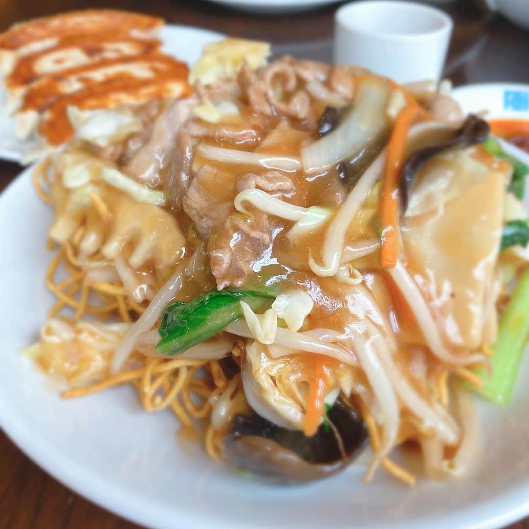 イトウジュン（タイ料理研究家）さんのインスタグラム写真 - (イトウジュン（タイ料理研究家）Instagram)「#自由が丘 で 私が大好きな中華は #泰興楼 ❣️ とにかく #餃子 ここのは最高❣️ 大きくてジューシー #肉汁たっぷり すぎ #酸辣湯麺 も #硬焼きそば も #大盛り で美味しいよ  #お勧めランチ #自由が丘ランチ #中華好きな人と繋がりたい  #自由が丘中華  #餃子の美味しいお店  #辛いもの好き  #コスパ最高  #行列のできる店  #行列グルメ  #グルメな人と繋がりたい  #インスタ映え  #ランチ  #自由が丘グルメ  #自由が丘カフェ  #大食い  #満足度高い  #大食い女子 #ラーメン女子 #ラーメン好きな人と繋がりたい  #ラーメン  #麺活 #自由が丘ラーメン #中華好きな人と繋がりたい」12月12日 17時10分 - junito.13