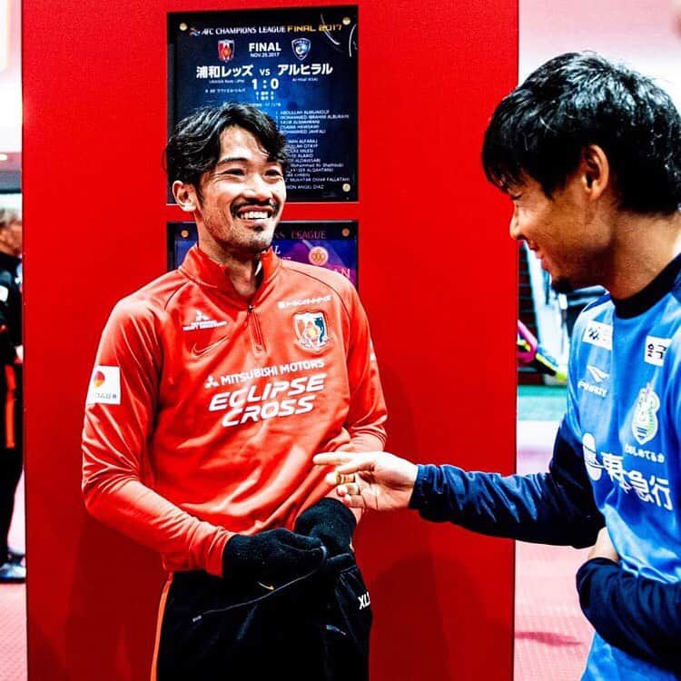 のインスタグラム：「12.12 明治安田生命J1リーグ 第32節 湘南ベルマーレ戦【MATCH PARTNER エネクル】。 ウォーミングアップに向かう阿部勇樹。 #阿部勇樹 #urawareds #浦和レッズ #wearereds #Jリーグ #サッカー」