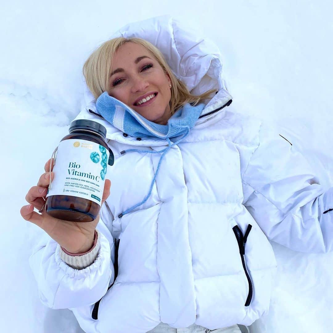 のインスタグラム：「-Werbung -  Ich bin gut ausgerüstet für Winter mit @naturebasics ❄️   Vitamin C hilft gerade in der kalten Jahreszeit, das Immunsystem zu unterstützen Gerade zur Weihnachtszeit sollte man ja gesund bleiben Nature Basics hat komplett natürliche Supplements, die vegan sind und in einer Glasdose verpackt sind Nature Basics ist ein klimaneutrales Unternehmen, das sich stark für Nachhaltigkeit einsetzt  ❄️  Mit „aljonaNB15“ können Sie 15% auf ihre Bestellung sparen. Der Code ist bis zum 31.12.2020 gültig.  _ #werbung #naturebasics #winter #vitaminc @naturebasics」