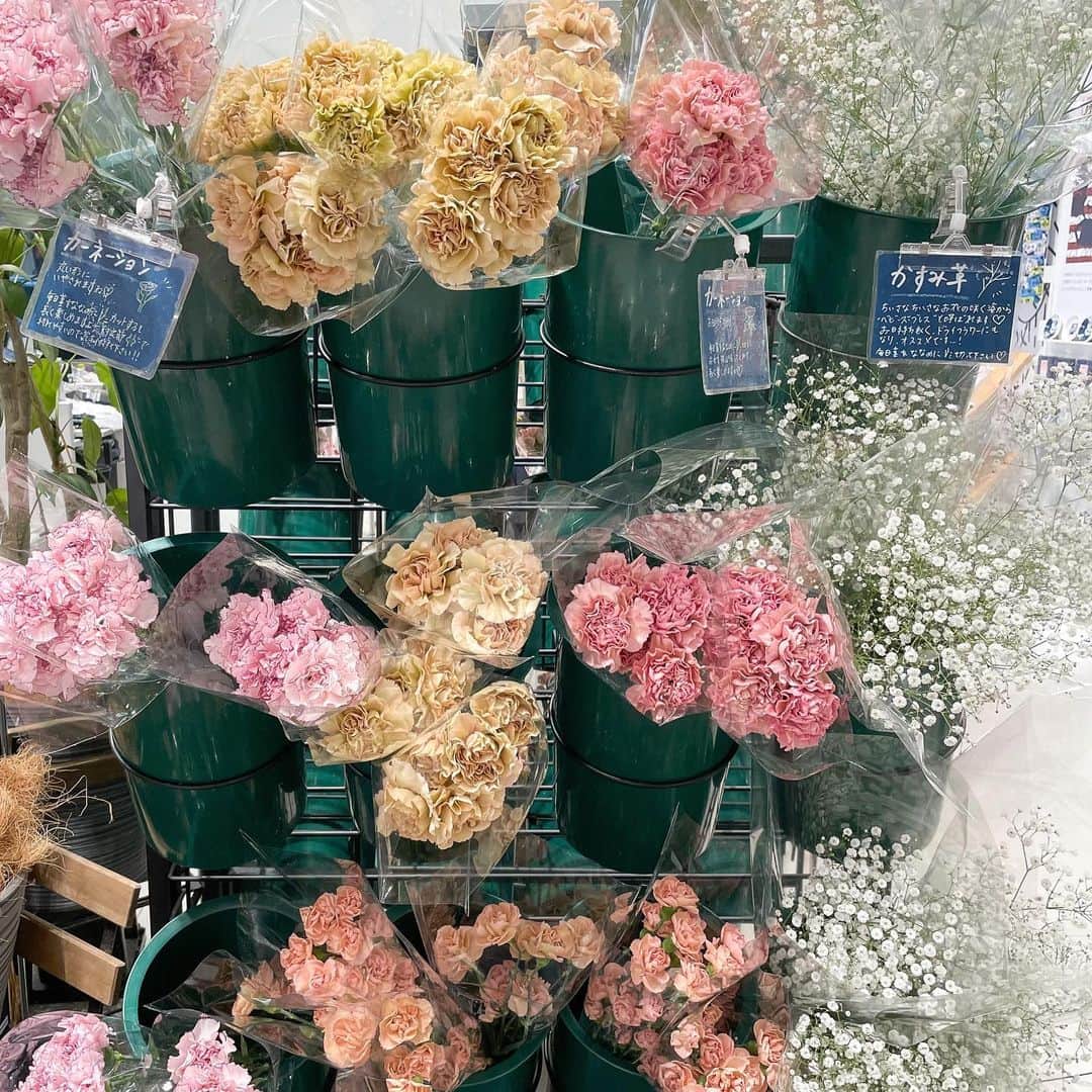 Rieさんのインスタグラム写真 Rieinstagram Uniqlo Flower ユニクロで買えるコスパ すぎる Uniqlo Flowerで花束を購入 新しく登場したユニクロフラワーは カラフルな服を販売するユニクロが 服以外でも日常をカラフルに彩ってほしい という