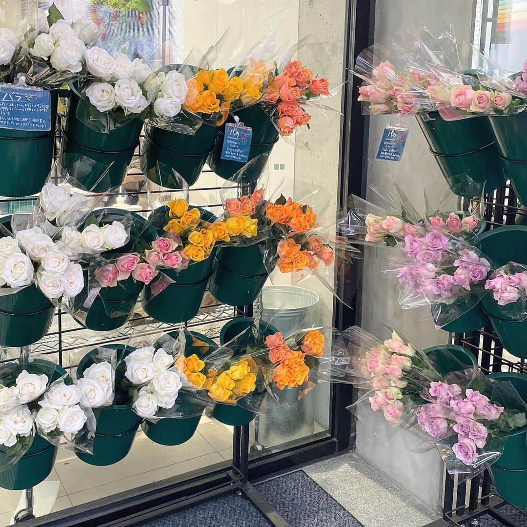 Rieさんのインスタグラム写真 Rieinstagram Uniqlo Flower ユニクロで買えるコスパ すぎる Uniqlo Flowerで花束を購入 新しく登場したユニクロフラワーは カラフルな服を販売するユニクロが 服以外でも日常をカラフルに彩ってほしい という
