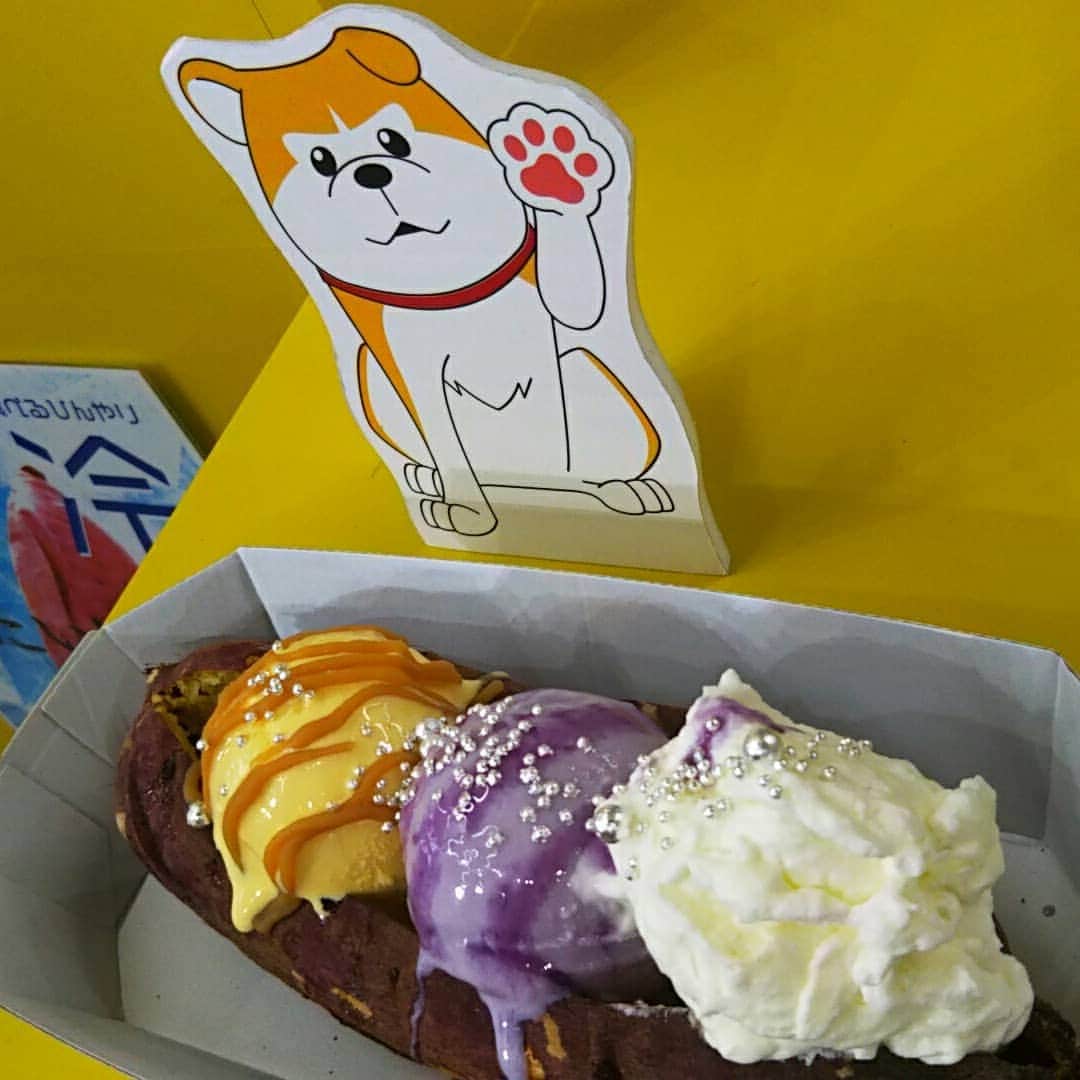 宮崎文子のインスタグラム：「🍀work＆food🍀  #とあるひのロケの思い出   焼き芋をまるごと一本使った焼き芋アイス🎵  渋谷の新！定番！！！？  とってもあまーいお味でした  #渋谷 #焼き芋 #焼き芋アイス #秋の始めに #秋の味覚」