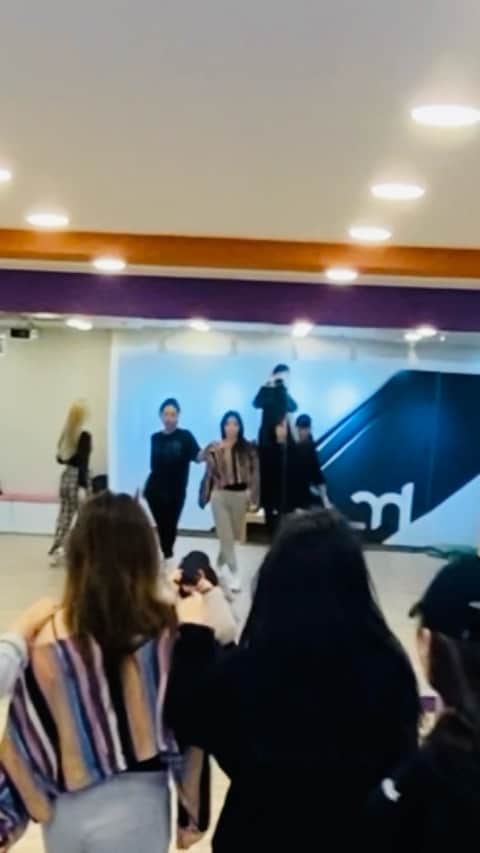 エイリーのインスタグラム：「연습때.... ㅠㅠㅠㅠㅠㅠ 우리 @bbtrippin_official  랑 마이 도비 @sohyun1104  밤새면서 엄청 힘들게 연습했었는데... ㅠㅠ 여러분을 위해서 땀흘리는게 그리운 오늘이네요 ㅠ 그래도 새 커버 영상 보시면서 여러분은 기분 좋으셨으면 좋겠어요!!!   Could’ve showed this to u guys on stage... miss u guys dearly today... but hope everyone is enjoying my new cover!!   😢#떼창기대했었는데  #이거이제놔주자...」