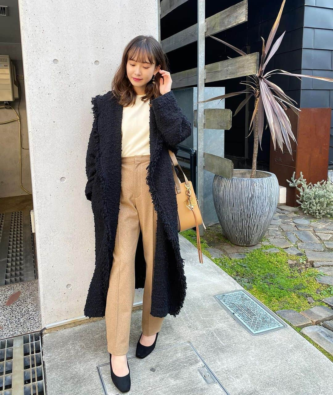 西川瑞希（みずきてぃ）さんのインスタグラム写真 - (西川瑞希（みずきてぃ）Instagram)「会社CODE...暖かみのあるウールライク素材を使ったオトナに使える"キレイパンツ"❤︎シックにも、カジュアルにも、キレイにも合わせやすいようにカラバリはベージュとブラックにしました！  @cheriemona_official のパンツはどれもキレイに着こなせるシルエットにこだわってデザインしているのでスタイルアップしたい方にもおすすめです☺︎   縦のラインを美しく見せてくれるセンターラインもポイント❤︎  #code #cheriemona #winterfashion #冬コーデ #ウールパンツ #バンツコーデ #綺麗めカジュアル #大人カジュアル」12月12日 17時19分 - mizuki_nishikawa_