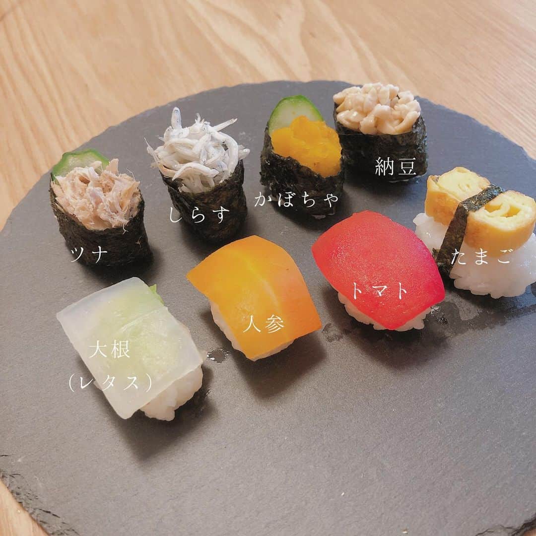 立澤香奈さんのインスタグラム写真 - (立澤香奈Instagram)「赤ちゃん寿司🍣 インスタで見つけて作ってみたくて。。。作ってみた😂 全部赤ちゃんが食べれるもので作ってあります👶🏻 こちらもいい食べっぷりだった🤤💓 3枚目の写真の手つきに注目🤭 海苔は噛みきれないと危ないので、 海苔パンチを使って小さな穴を開けました。 お皿も海苔パンチもダイソーです🤣💓」12月12日 17時21分 - kana_tatsuzawa