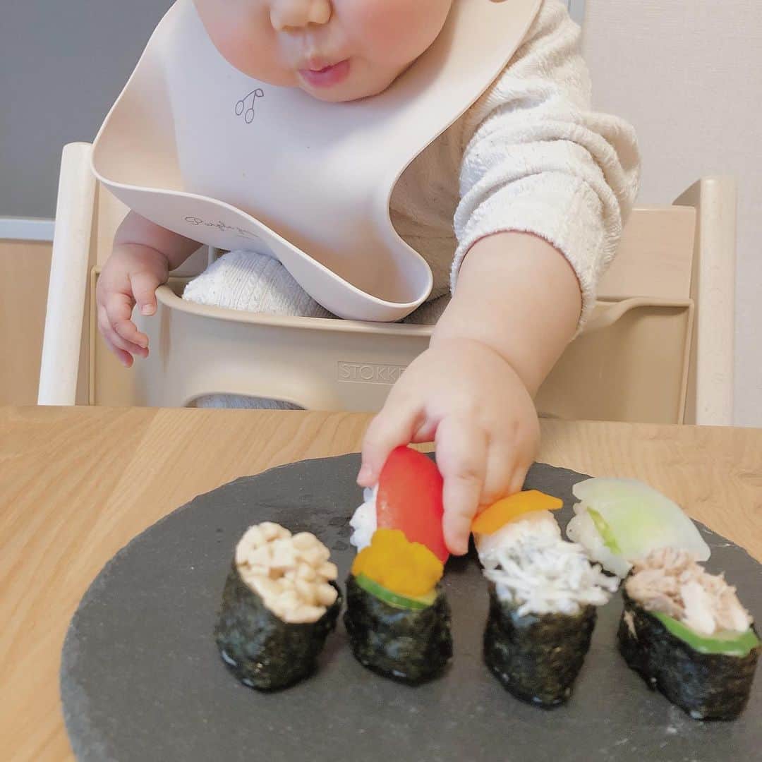 立澤香奈さんのインスタグラム写真 - (立澤香奈Instagram)「赤ちゃん寿司🍣 インスタで見つけて作ってみたくて。。。作ってみた😂 全部赤ちゃんが食べれるもので作ってあります👶🏻 こちらもいい食べっぷりだった🤤💓 3枚目の写真の手つきに注目🤭 海苔は噛みきれないと危ないので、 海苔パンチを使って小さな穴を開けました。 お皿も海苔パンチもダイソーです🤣💓」12月12日 17時21分 - kana_tatsuzawa