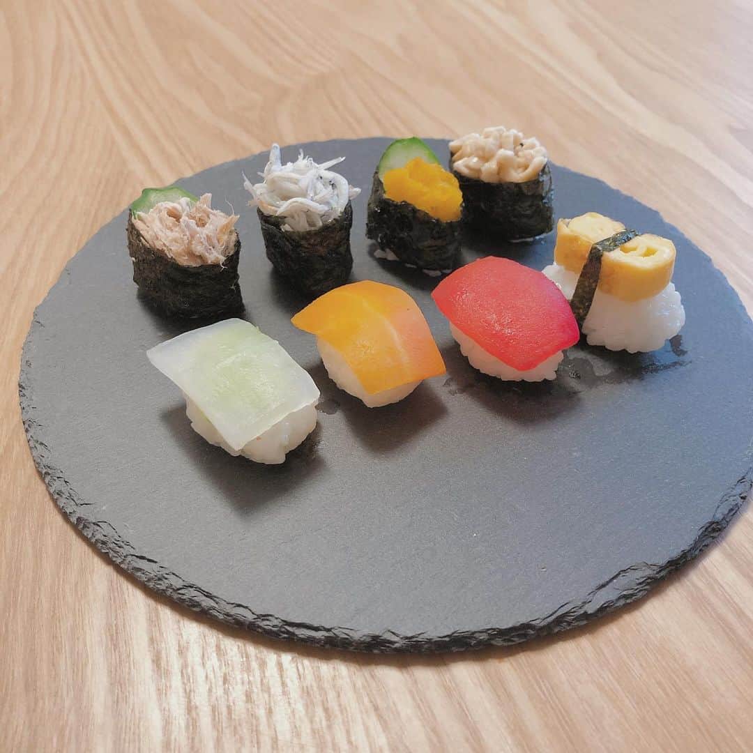 立澤香奈のインスタグラム：「赤ちゃん寿司🍣 インスタで見つけて作ってみたくて。。。作ってみた😂 全部赤ちゃんが食べれるもので作ってあります👶🏻 こちらもいい食べっぷりだった🤤💓 3枚目の写真の手つきに注目🤭 海苔は噛みきれないと危ないので、 海苔パンチを使って小さな穴を開けました。 お皿も海苔パンチもダイソーです🤣💓」
