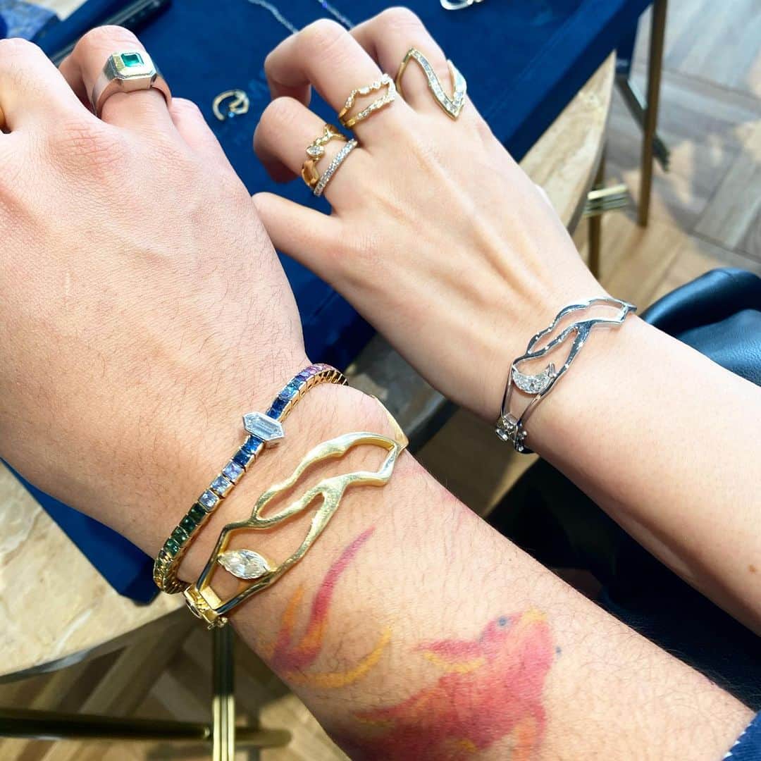 稲木ジョージのインスタグラム：「I want @k_hiroko0715 custom white gold Kintsugi bangle with crescent moon cut Diamond 🌙🥲 ぴろこちゃんがカスタムオーダーしてくれた、ホワイトゴールドのKINTSUGIバングルが激かっこいい上に、まじで入手困難の三日月ダイヤが欲しいw でもお似合いです😍🙈」