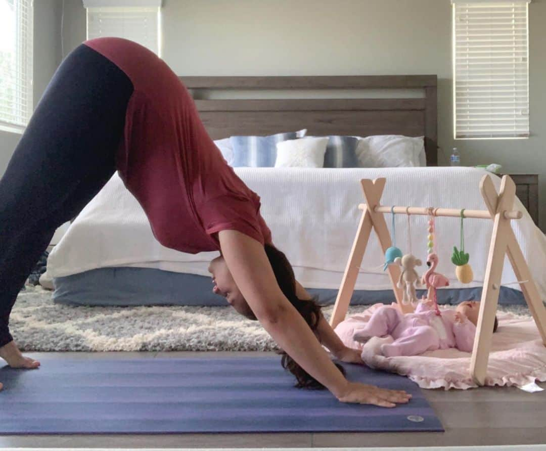 エリナ シルカさんのインスタグラム写真 - (エリナ シルカInstagram)「下に日本語あります🥰 After almost a year without ashtanga and 2 months postpartum, I thought the best way to get back into yoga was to dive right back into the primary series 😂 oh boy lol  my body has changed so much but it was great to see what I can and can’t do. The vinyasas were a killer, felt like a roly-poly for all the shoulder stands, and I probably won’t be able to walk tomorrow .  but !! found out I could still do a headstand (against a wall) even with my diastasis recti!! It’s going to be a long journey to get back to where I was, but I’m so happy to get back into things.  It was great taking class with @yoga4ewastudio even via zoom 🧘‍♀️💕  ヨガ復活！ いきなりアシュタンガって無謀なことをして、たぶん明日筋肉痛で歩けないだろうけど、 自分のペースを尊重できるヨガってやっぱり好きだな〜。 産後の体型で外も中も色々変わって、できないポーズも沢山あったけど、大切なのは完璧で綺麗なポーズではなく呼吸☺️  ちょいちょい小さなおじゃま虫も乱入してきたけど、スッキリした(^^) さーて、約10ヶ月かけてお腹で人間育てたから、それくらい長い時間をかけてゆっくり産後フィットネス頑張ろ〜🥰 * * * #yoga #yogapractice #yogini #yogamom #ashtanga #postpartumfitness #postpartumjourney #postpartumyoga #momlife #diastasisrecti #twinmom #yogasequence #ヨガ #産後ケア #産後ヨガ #アシュタンガヨガ #産後ダイエット #双子ママ #ママヨガ #腹直筋離開」12月12日 17時33分 - laura_elina_ymd