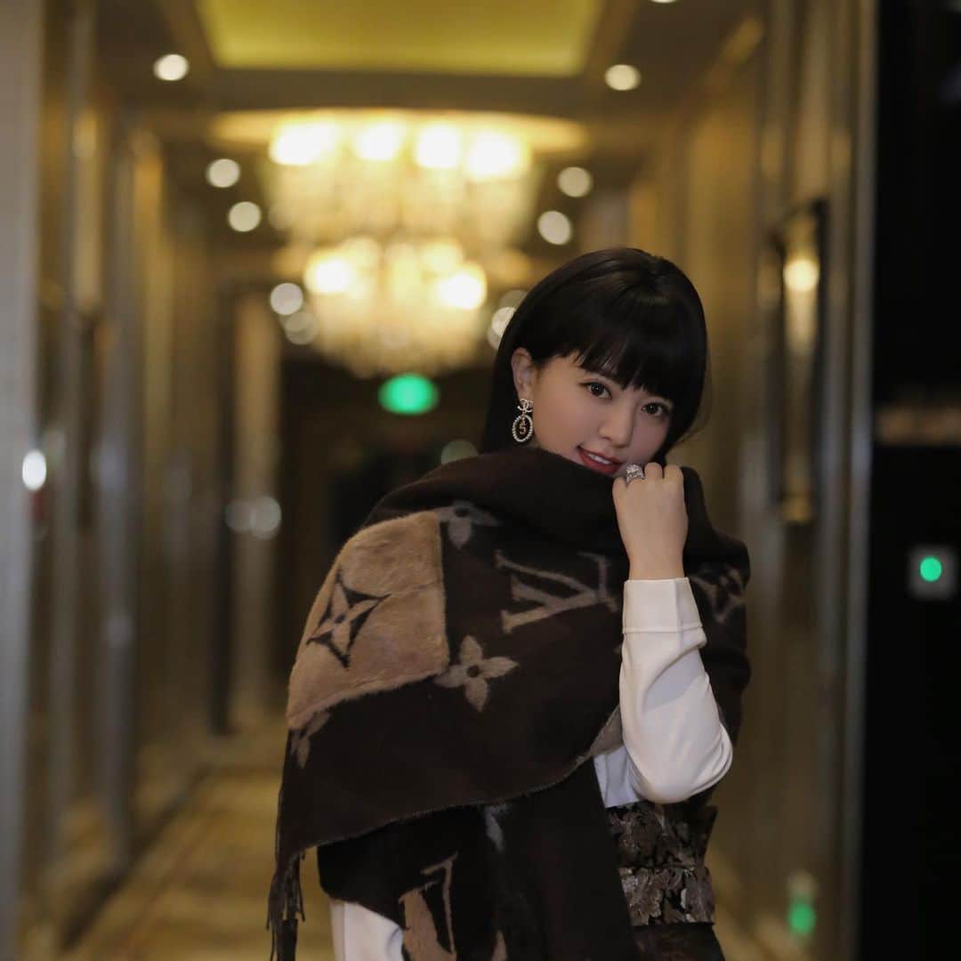のインスタグラム：「13周年のメッセージありがとうございました。  これからも頑張ります！  クリスマス近づいてきました。 街がイルミネーションで飾ってあったり、綺麗ですね。  #alan  #阿兰  #阿蘭  #アラン #alanmusic」