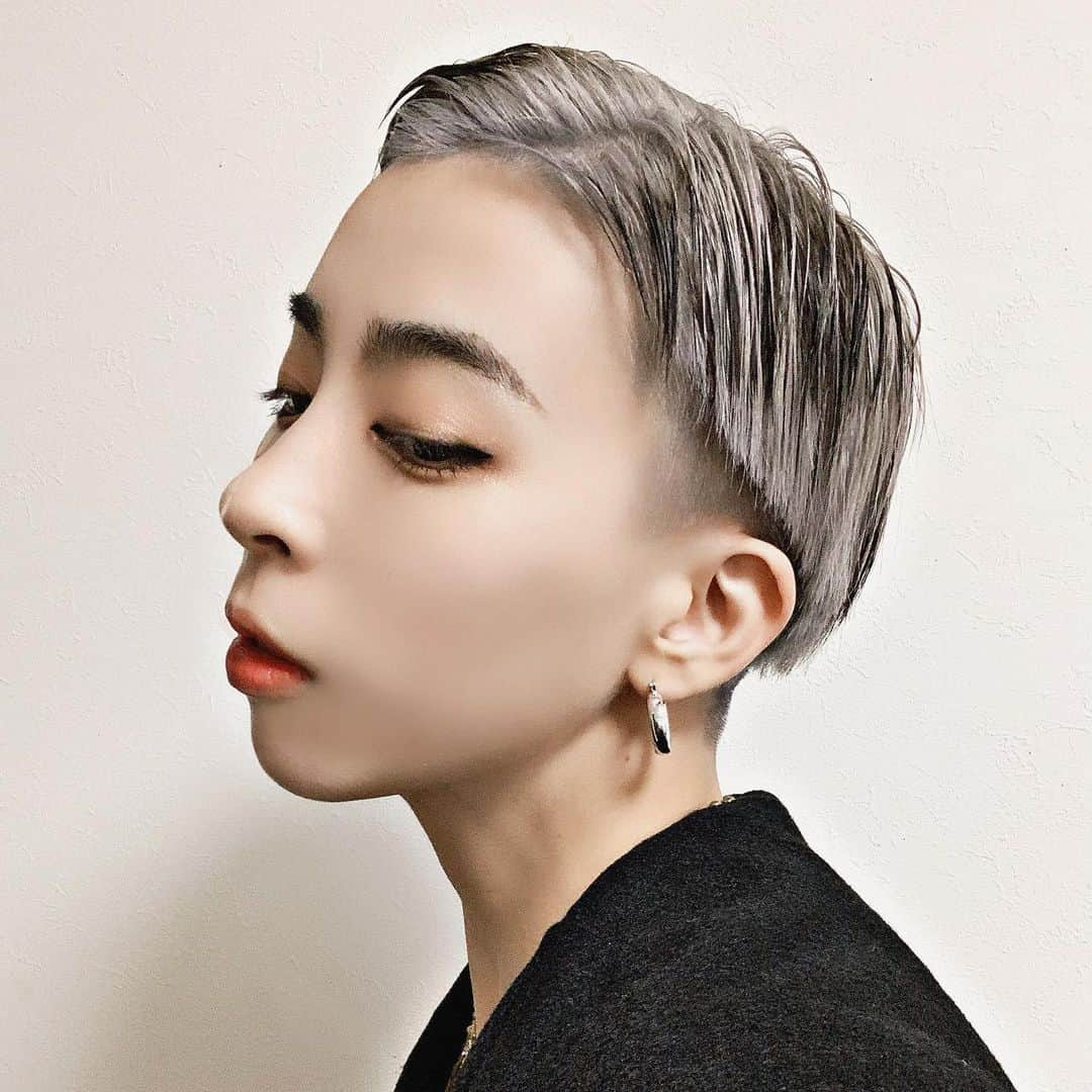 カミヤサキのインスタグラム：「🆕 🤍×🖤  @wataro0821  @code_lim   #hairstyle  #hair  #haircolor  #veryshorthair」