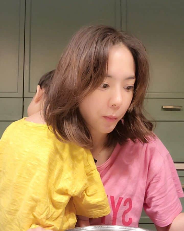 ユ・ハナのインスタグラム：「주말을 대하는 엄마의 자세  머.안.감 잠옷바람 냄비채흡입 짜파구리 팔목엔 까르띠에말고 머리끈 종일 이것저것 주워먹기 효소털기 겟스키니먹기 반복반복  큰아들 둘째아들 외출했고요 배고파서 또 짜파구리끓였고요 하나만 끓이면 될 것을 단짠을 느끼고팠고요 나의 혀신경은 뇌에 전달되어 두개를 끓이고있었고요 잠든 동글이를 들쳐없고서 굳이 먹었고요 잠시 내려놨는데 금새 깼고요 나의 자유는 끝났고요 쫄깃한거 땡기고요 이 식욕은  육아스트레스때문이라 해두지요  겟스키니 먹었으니 짜파구리 2인분이였지만 1인분만 흡입됐을걸로❤」