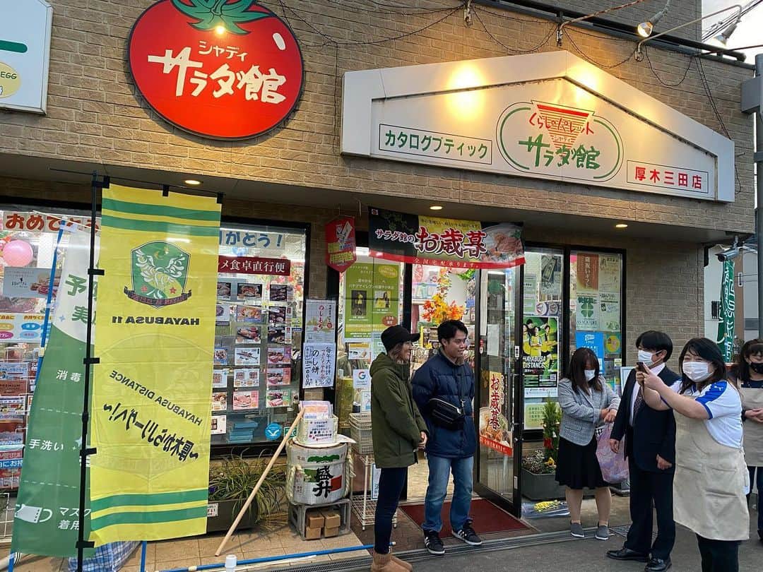 永里源気のインスタグラム：「厚木市三田にあるシャディサラダ館金子ストアーにてサイン会、トークイベント行いました✨✨ はやぶさイレブンの応援ありがとうございます！ お歳暮の種類が豊富だったのでぜひご利用ください😊✨ #はやぶさイレブン #金子ストアー #シャディサラダ館」