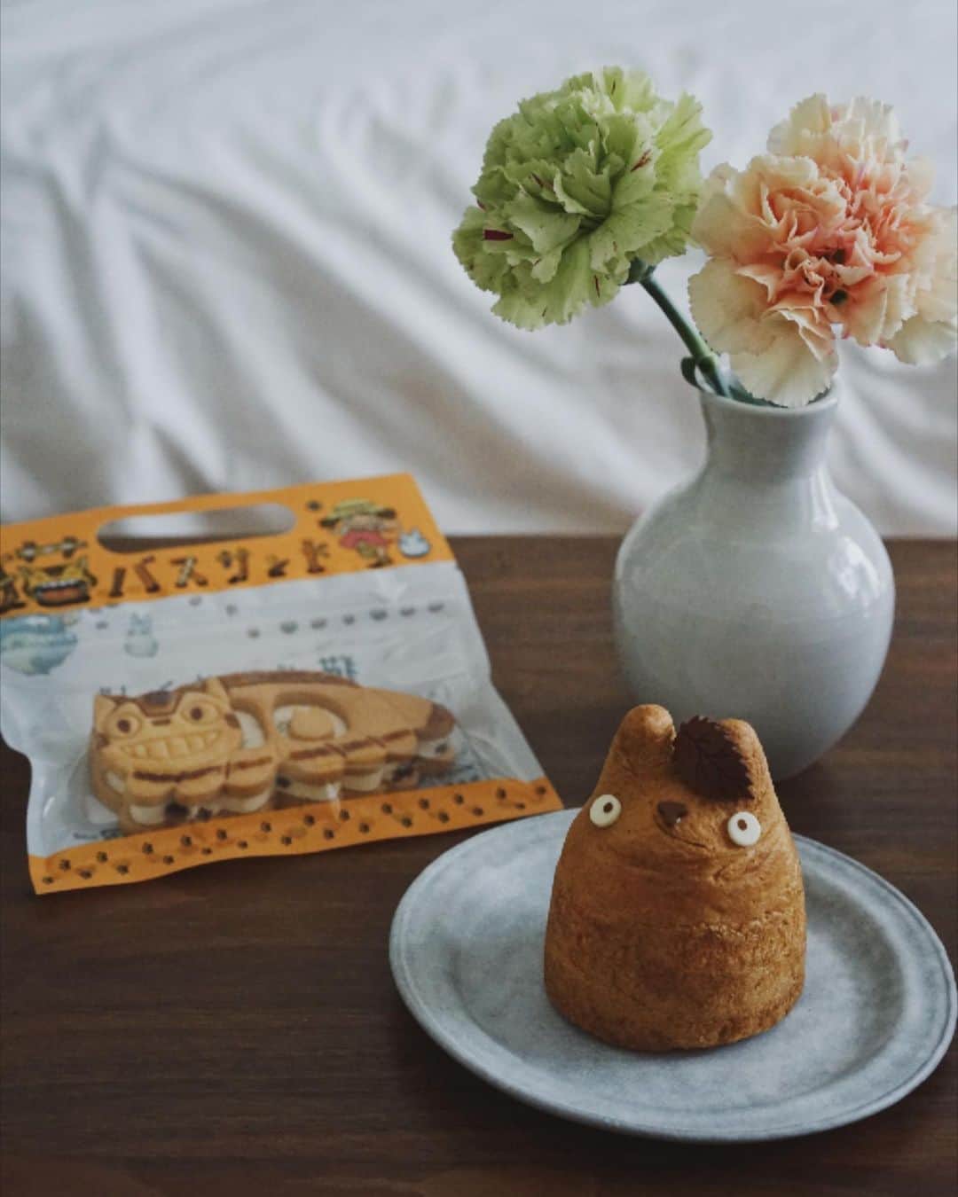 あまいもののインスタグラム：「ずっと行ってみたくてようやく買えたトトロのシュークリーム🌱 何度見てもかわいい🥺♡ . . 🧁FOOD シュークリーム ネコバスクッキー ﻿ ﻿ ━━ ━━ ━━ ━━  ﻿ 白髭のシュークリーム工房 @shirohige_puff   ﻿━━ ━━ ━━ ━━ ﻿ ﻿ . . .  . .  #東京カフェ #カフェ部 #カフェ好きな人と繋がりたい #コーヒーのある暮らし #コーヒー好きな人と繋がりたい #珈琲好きな人と繋がりたい #カフェスタグラム #카페 #ひとりカフェ #ひとり時間  #甘党女子 #genic_cafe #retrip_cafe #cafestagram #カフェ散歩 #カフェパト #cafefood #カフェ巡り好きな人と繋がりたい #吉祥寺カフェ #お洒落さんと繋がりたい #おしゃカフェ  #ダイナースクラブのある人生 #おいしいアルバム @dinersclubjp」