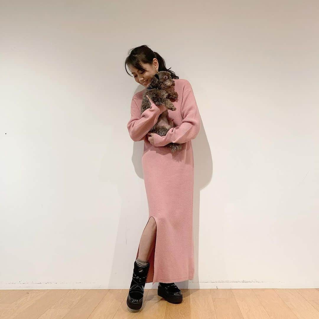 のインスタグラム：「@miilean_official  の #ニットワンピース #モデルの #美優ちゃん @miyu11_20 がプロデュースするブランド #展示会で　長いのが欲しい‼️とわがままオーダー😆 #超ロング丈 を特別に作ってくれました❣️ #ありがとう❤️✨😭 私に珍しい全身ピンク💗 珍し過ぎたのか ピンク着たら息子に阿佐ヶ谷姉妹？って言われた😂 #萌え袖 も可愛い💕 #ノーチクチクニット👍 今日は @noname.japan の #スノーブーツ　に 合わせてみたよ❄️ パンツやスカート合わせのコーデもいいね😊」