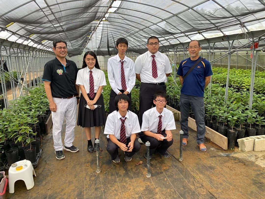 高原直泰さんのインスタグラム写真 - (高原直泰Instagram)「沖縄コーヒープロジェクトの新しい仲間です！！ 沖縄県の未来の農業を担う高校生と共にコーヒー栽培を来年1月から開始します。 北部農林高校のみなさんよろしくお願いします。 #沖縄コーヒープロジェクト #北部農林高校 #一次産業 #未来の担い手 #sdgs  #繋がって行く #もっと輪を広げていこう」12月12日 17時38分 - takahara.osv