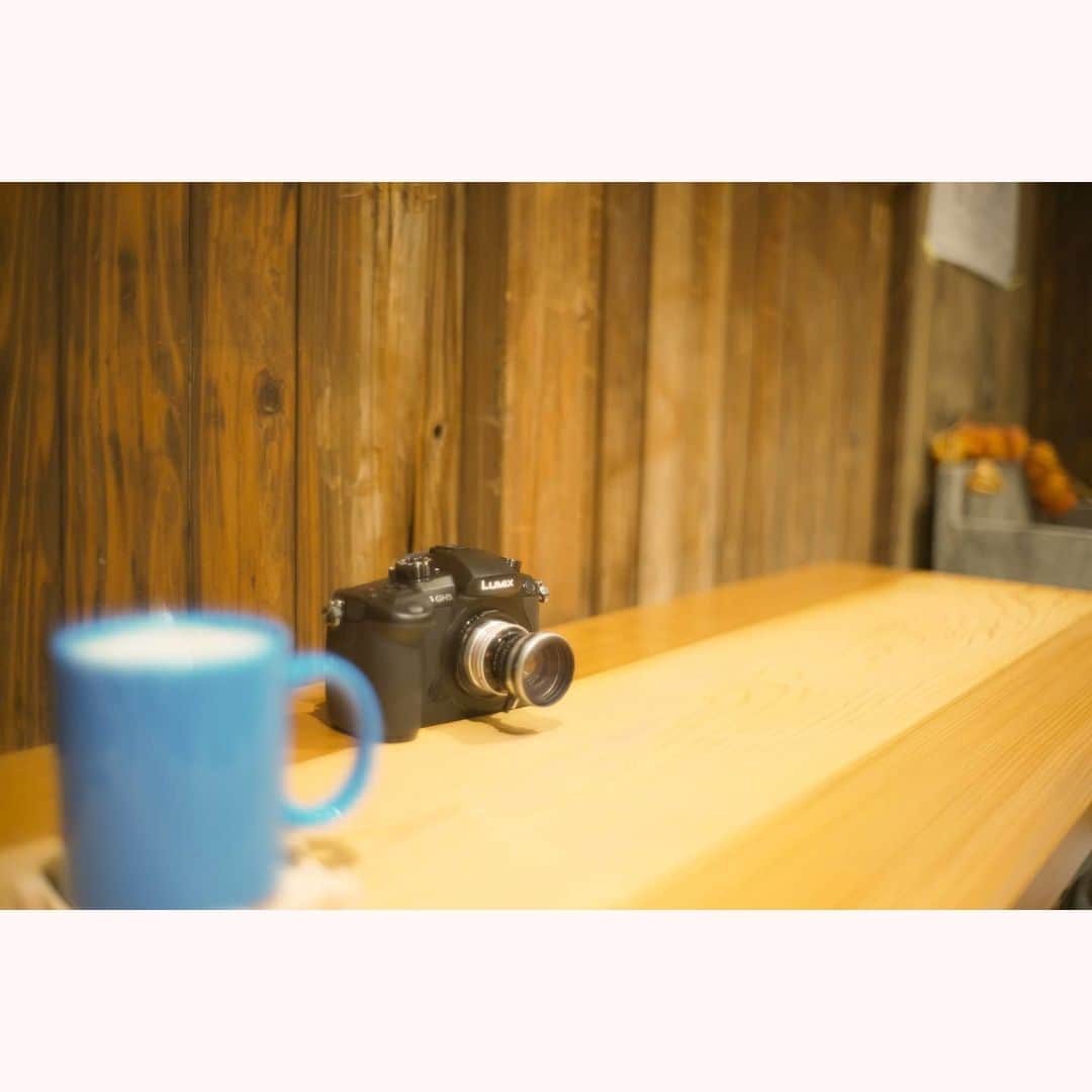 のインスタグラム：「動画機をPanasonicに乗り換えました。 とりあえずSDカードを買わないと… Cマウントのmacro switar 26mm f1.1を こよなく愛しているので マイクロフォーサーズのままで。 今までオリンパス機を使っていたけど どうにも端子が独特で ジンバルやらモニターやらに うまく接続できなくて。 しばらくこのまま オートフォーカスの恩恵は受けずに 使ってみます。 とりあえず説明書が難しい…!!(<_<)  Leica M10-P summilux 35mm f1.4 2nd  #tokyocameraclub#leica#leicam10p#summilux#summilux35#summilux35mm2nd#oldlens#ライカ#ライカm10p#ズミルックス#ズミルックス35mm#オールドレンズ#tokyo#japan#oldlens_tokyo#花澄#kazumiphotography#lumix#gh5」