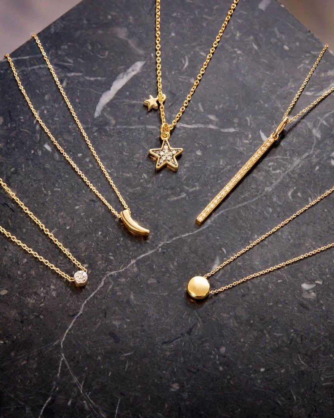 トウスのインスタグラム：「Could you choose only one? We wish you a Normal Christmas. #NormalChristmas #StayTender #TOUSJewelry」