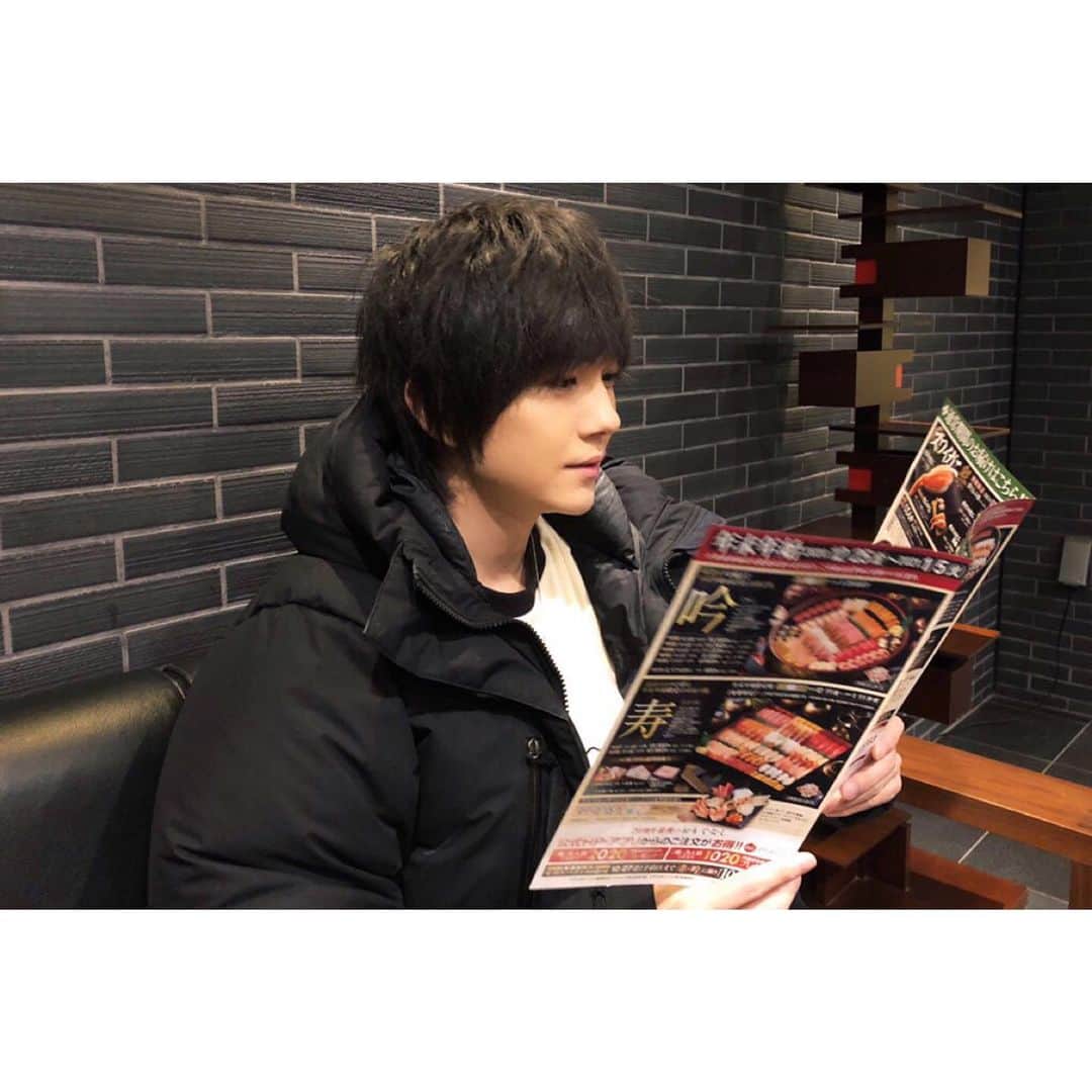 のインスタグラム：「. おすしたべたい #寿司 #出前 #はらへった」