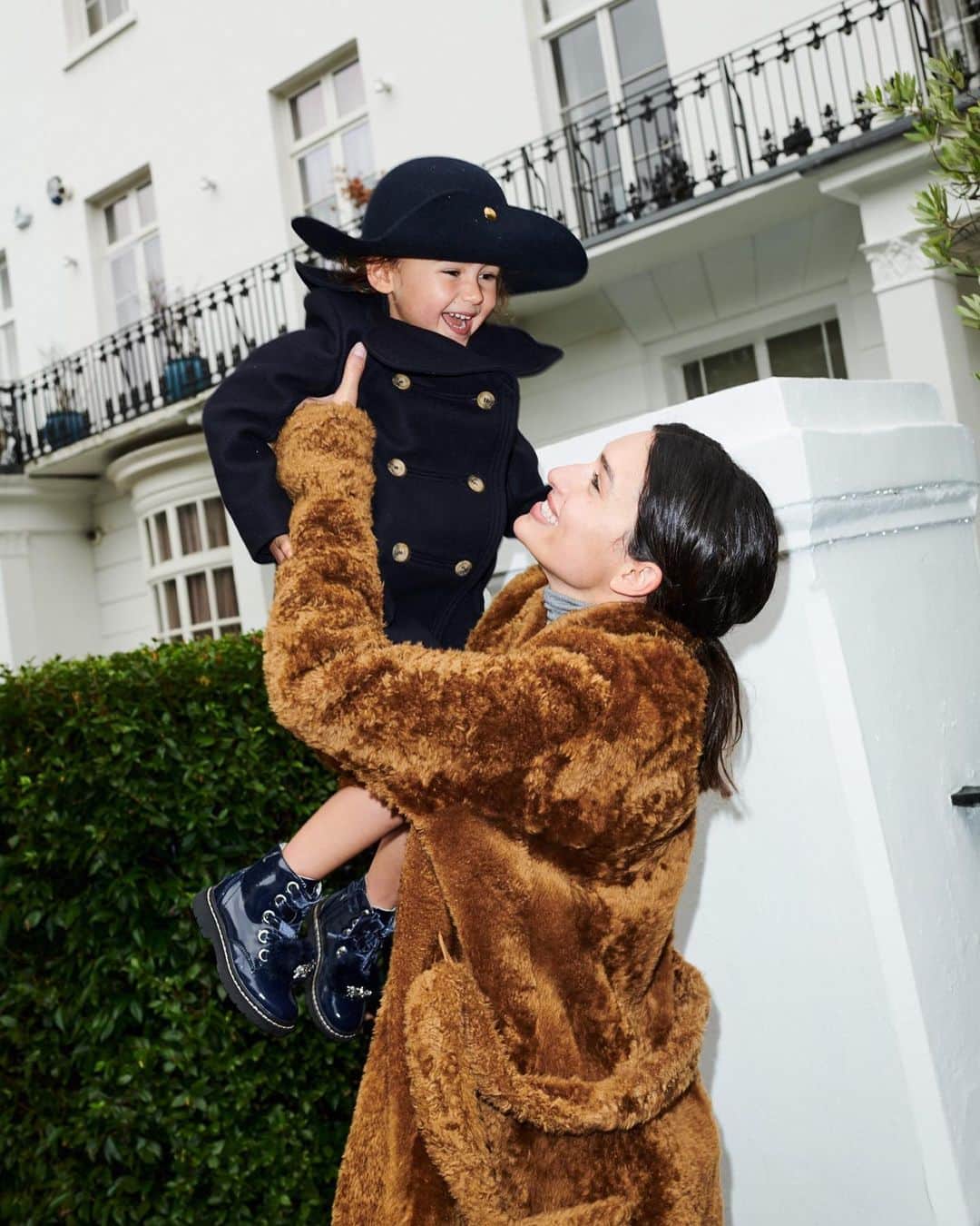 Harrodsのインスタグラム：「Winter is a magical time – whether you’re young, or young at heart! When Jack Frost comes calling, meet him in style.  Find Womenswear on the First and Fourth Floors, and Childrenswear on the Fourth Floor.  Featured brands: @Chloe, @HelmutLang, @Fendi, @LelliKelly_Official, @BanwoodBikes, @FjallravenOfficial, @LanvinOfficial, @PetarPetrovOfficial, @GabrielaHearst, @MaterielTbilisi.  #Harrods #HarrodsFashion #MiniHarrods  Can’t make it to the store? You can still shop remotely through our Personal Shopping service, and online at harrods.com.」