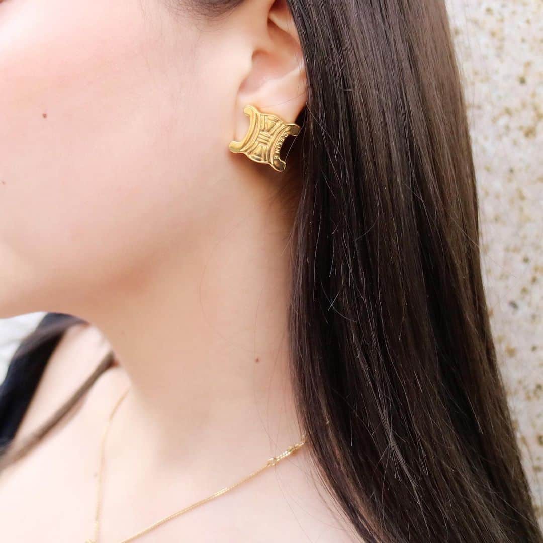 Vintage Brand Boutique AMOREさんのインスタグラム写真 - (Vintage Brand Boutique AMOREInstagram)「Vintage Celine Blazon motif clip-on earrings  On website search for AO32221  Free Shipping Worldwide 📩DM for more info and pricing  ➡️info@amorevintagetokyo.com   #celine #vintageceline #oldceline」12月12日 17時49分 - amore_tokyo