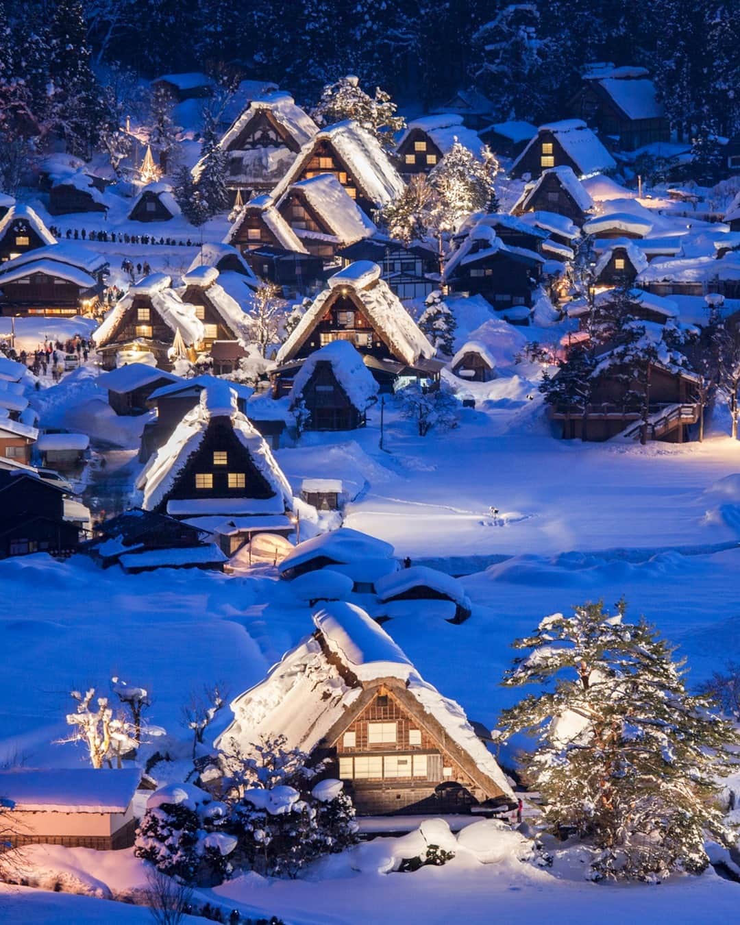 楽天トラベル さんのインスタグラム写真 - (楽天トラベル Instagram)「こんにちは😊 今日はまるで日本の昔話の一場面のような絶景をご紹介します⛄ ーーーーーーーーーーーーーー 📍#白川郷 （岐阜県白川村） ーーーーーーーーーーーーーー 世界遺産に登録されている素朴で美しい合掌造りの集落。豪雪地帯にあるため、冬の間は一面の銀世界となります。 例年行われている夜のライトアップでは、静かに降り積もる雪の中、夜の闇に家々が浮かび上がりとても幻想的な光景を見ることができます。 ※ライトアップの見学は事前予約制となりますのでご注意ください。  ■2021年冬季ライトアップ開催日 1月11日、1月17日、1月24日、1月31日、2月7日、2月14日　17:30～19:30 ーーーーーーーーーーーーーー  📌ご旅行やおでかけの際は、事前にお住まいの地域や旅行先の情報を確認しご計画をお願いいたします ーーーーーーーーーーーーーー 旅先で出会った美しい風景や素敵な旅館などを  #rakutentravel を付けてぜひシェアしてください😊 このアカウントでご紹介させていただきます💗 ーーーーーーーーーーーーーー  #楽天トラベル #旅行好きな人と繋がりたい #旅したくなるフォト #旅行 #国内旅行 #旅行好き #旅行好きと繋がりたい #写真好きな人と繋がりたい #旅好き女子 #旅行好き女子 #travel #trip #japan #たびすたぐらむ #日本の景色 #日本の風景  #絶景 #冬の絶景 #世界遺産 #合掌造り #worldheritage #雪景色 #ライトアップ #岐阜 #岐阜旅行 #岐阜観光」12月12日 18時00分 - rakutentravel
