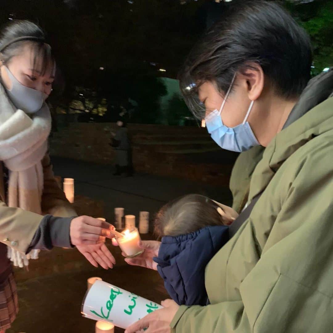 中野耕史のインスタグラム：「ルミナリエの代替えイベントで、学生さんからメッセージを書いて灯籠にしましょうと声をかけてもらいました。 子供たちと参加。 1.17のつどいでも飾られるそうです。」