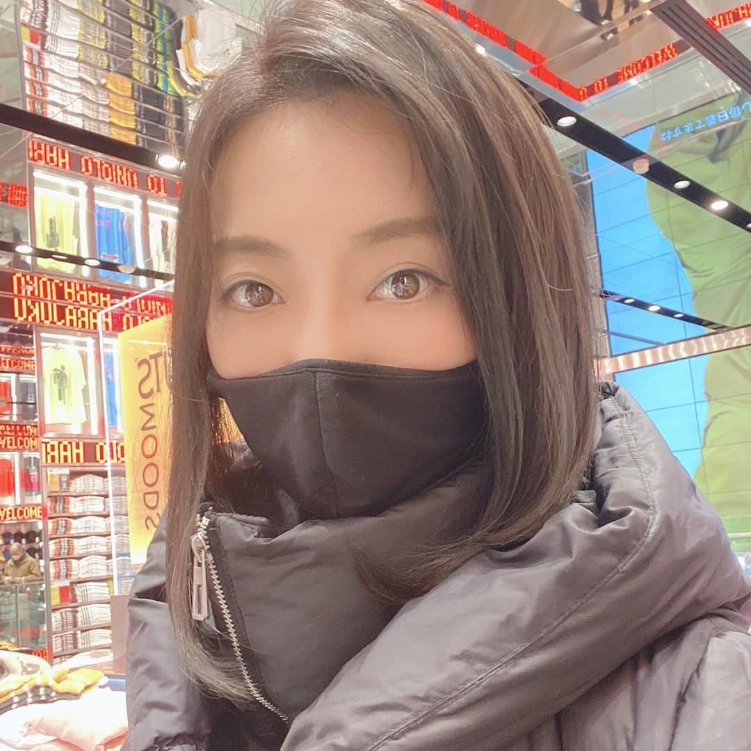 高村凛のインスタグラム：「原宿の新しい#uniqlo へ✨  全てがキラッキラだった😊✨  残念ながらキッズサイズは置いてないらしい〜😱  私と子供達は #uniqlolover  💕✨  #ストレッチレギンスパンツ  と #黒タートルネック は、休みの日はほぼ着てます💁‍♀️ #スティーブジョブズスタイル  と、自分では言ってます😂😆😂  子供のストレッチレギンスも履きやすくて長女のお気に入り❣️ 小学校2年生だけど、 もう150サイズ履いてるよ🤣  To Harajuku's new #uniqlo✨  Everything sparkled 😊✨  Unfortunately, there haven't kids size~😱  My children and I #uniqlover  💕✨  #stretchjeans  with  #blackturtleneck  I wear it on my days off💁  #stevejobsfashion   That's what I'm saying 😂😆😂  Children's stretch dresses are also easy to wear, so my eldest daughter likes ❣️ I'm in the 2nd grade of elementary school. I've already worn 150 sizes🤣  #Uniqlo #uniqlokids #UNIQLOHarajuku  #ユニクロ #ユニクロキッズ #UNIQLO原宿」