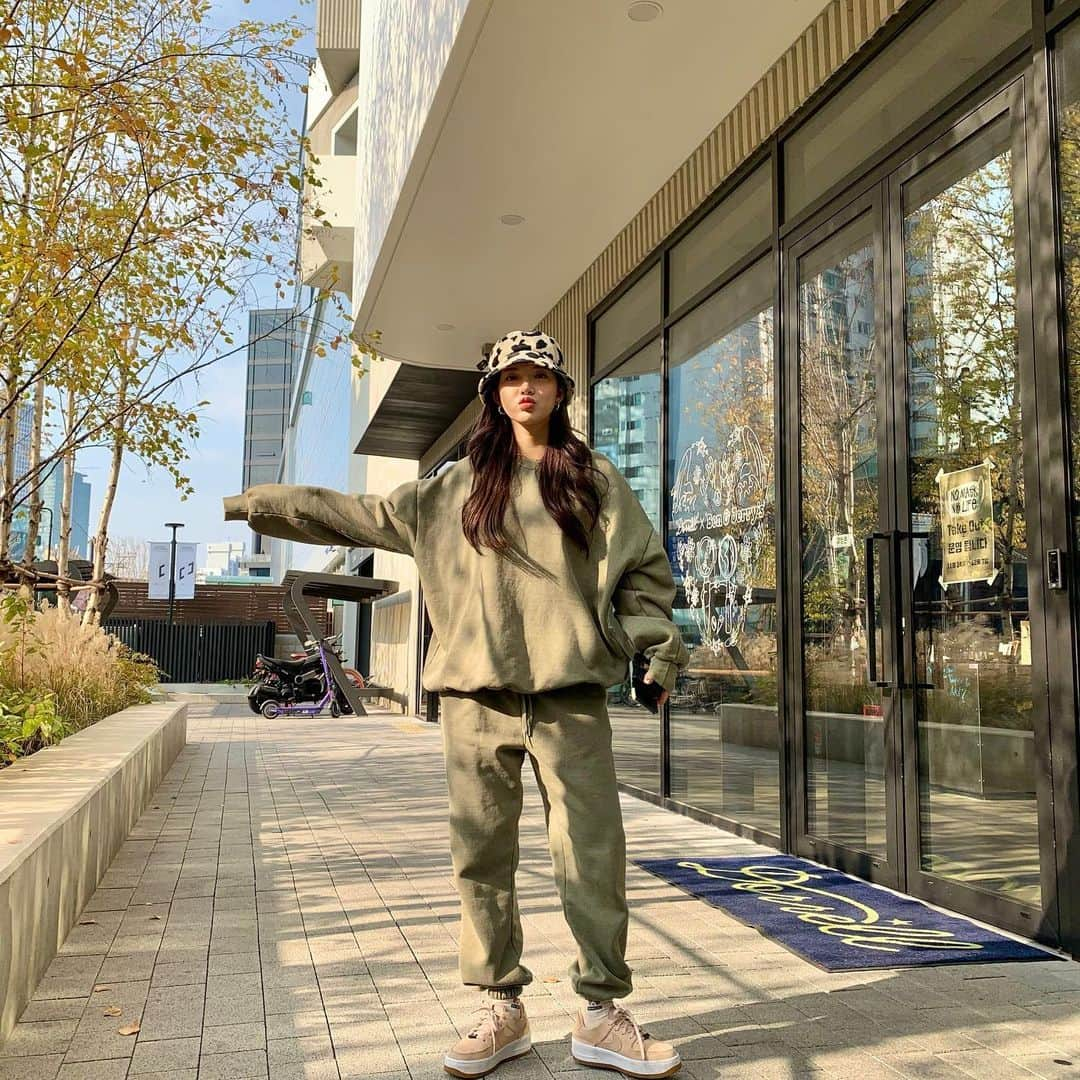 チョ・ソジンさんのインスタグラム写真 - (チョ・ソジンInstagram)「@by_trius🧢 ✔️ 트리어스 빈티지 기모 도톰 트레이닝 셋업 4colors ﻿ ﻿ 트리어스의 모든 제품을 사랑해주셔서 감사드립니다! 감사한 마음을 담아 조금 더! 합리적인 가격으로 선보이게 된 트레이닝 셋업, 많은 사랑 부탁드려요❤️ ⠀ ⠀ ✔️ 트리어스의 기모 맨투맨 트레이닝 셋업 소개해드려요:) 빈티지한 색감을 살린 맨투맨 티셔츠와 조거팬츠로, 함께 셋업으로 입으시면 더욱 힙한 느낌을 살리실 수 있답니다:) ⠀ 홈웨어로 입으시기에도 따뜻하고 편하며 내추럴하게 아우터만 걸쳐 외출복으로도 입으실 수 있는 활용도가 높은 제품이예요🥰 ⠀ 기모 맨투맨 티셔츠는 FREE 사이즈로 남녀공용으로 입으실 수 있고 조거팬츠는 여자 프리M, 남자프리L로 구성되어 있어 원하시는 핏이나 체형사이즈에 맞게 입으실 수 있도록 준비했습니다 ⠀ ✔️ 컬러는 블랙,카키,와인,청곤으로 네 가지가 있구요, 따로 구매하실 수도 있고 셋업으로 구매도 가능합니다 ⠀ **와인 색상은 원단 염색 과정에서 맨투맨과 조거팬츠의 색상을 맞추기 위한 작업이 다른 색상보다 조금 더 소요되어 주문 시 2-3일 정도 더 늦어질 수도 있으니 이 점 유의하시어 구매해주세요!!** ⠀ 데일리하게 입기 좋은 기모 맨투맨 트레이닝 셋업과 함께 따뜻하고 스타일리쉬한 겨울 코디를 완성해보세요☺️」12月12日 17時55分 - jogabin_1011