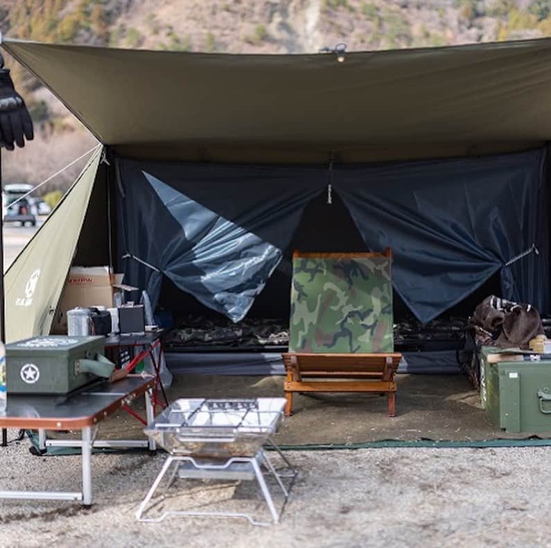 キャンプ情報サイト［ランタン］さんのインスタグラム写真 - (キャンプ情報サイト［ランタン］Instagram)「CAMP SMILE STYLE ／ 男前なサイトを支える ミリタリーテイストのギア ＼ いろんなキャンパーのキャンプスタイルを現地取材と一般キャンパーからの投稿で数多く掲載してます。 . . 詳しくは @lantern.camp webサイトをご覧ください . . #camp #camping #outdoor #travel #trip #lantern_smile #nature #キャンプ #キャンプ用品 #アウトドア #テント #自然 #旅行 #キャンプ初心者  #キャンプ好きな人と繋がりたい #camper #外遊び #ハリケーンランタン #ファミリーキャンプ #LANTERN #BUNDOK #バンドック #ランタン #フュアハンド #青川峡キャンピングパーク #FEUERHAND #キャンプスタイル #ソロキャンプ #ミリタリー #ミリタリースタイル」12月12日 17時56分 - lantern.camp