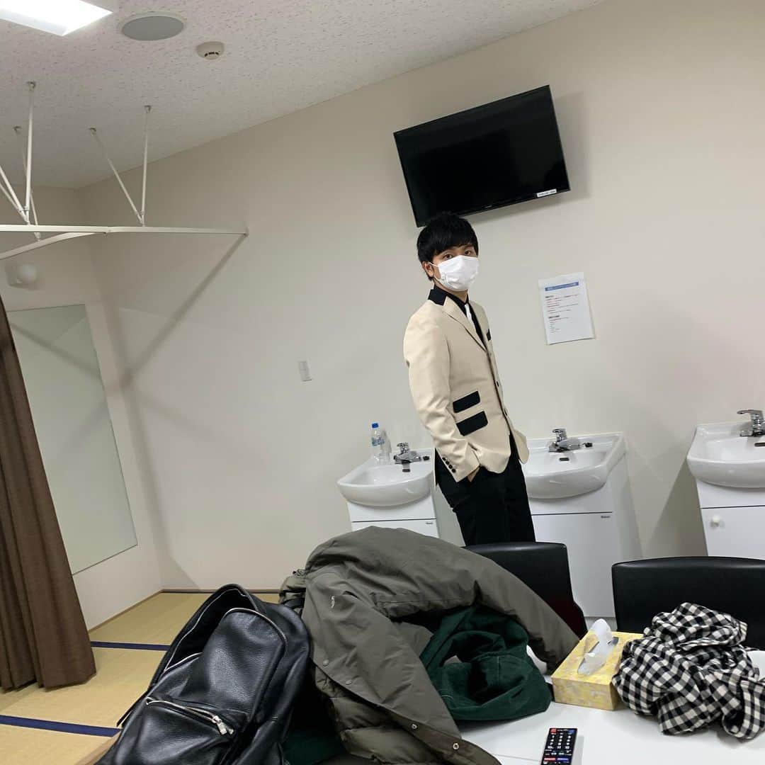 池田真一のインスタグラム：「グランドバトルありがとうございました！ 初めて4位に入りました！ 次は1位とります！ 今から森ノ宮漫才劇場でナンジャモンジャのライブです！ こちらも1位狙っていきます！ MCはもちろんこの人！ ケツ毛モンジャモンジャです！」