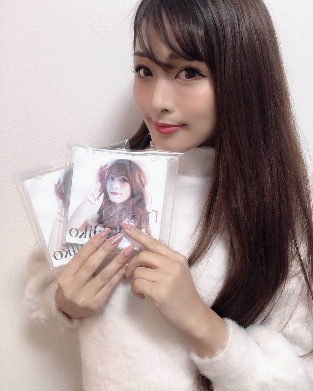 Fujikoのインスタグラム：「今夜19時に 極上のラブソング 「Fate」がYoutubeからフル公開👩🏻💓  CDは、明日から発売です！ DVD付きは限定枚数発売です📀  ネットからの購入は、 来週を予定しています👸🏻❤️  是非チェックしてね！  #Fujiko#fate#新曲#バラード#歌手#アーティスト#シンガーソングライター」