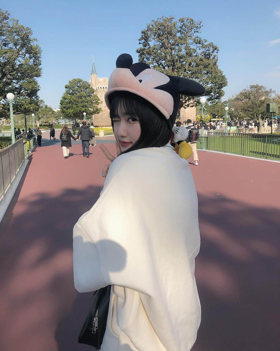河崎みーなのインスタグラム：「今日ディズニー1万円企画のYouTubeアップするから見てね🐭♥️お気に入り動画なの🎄 . .」