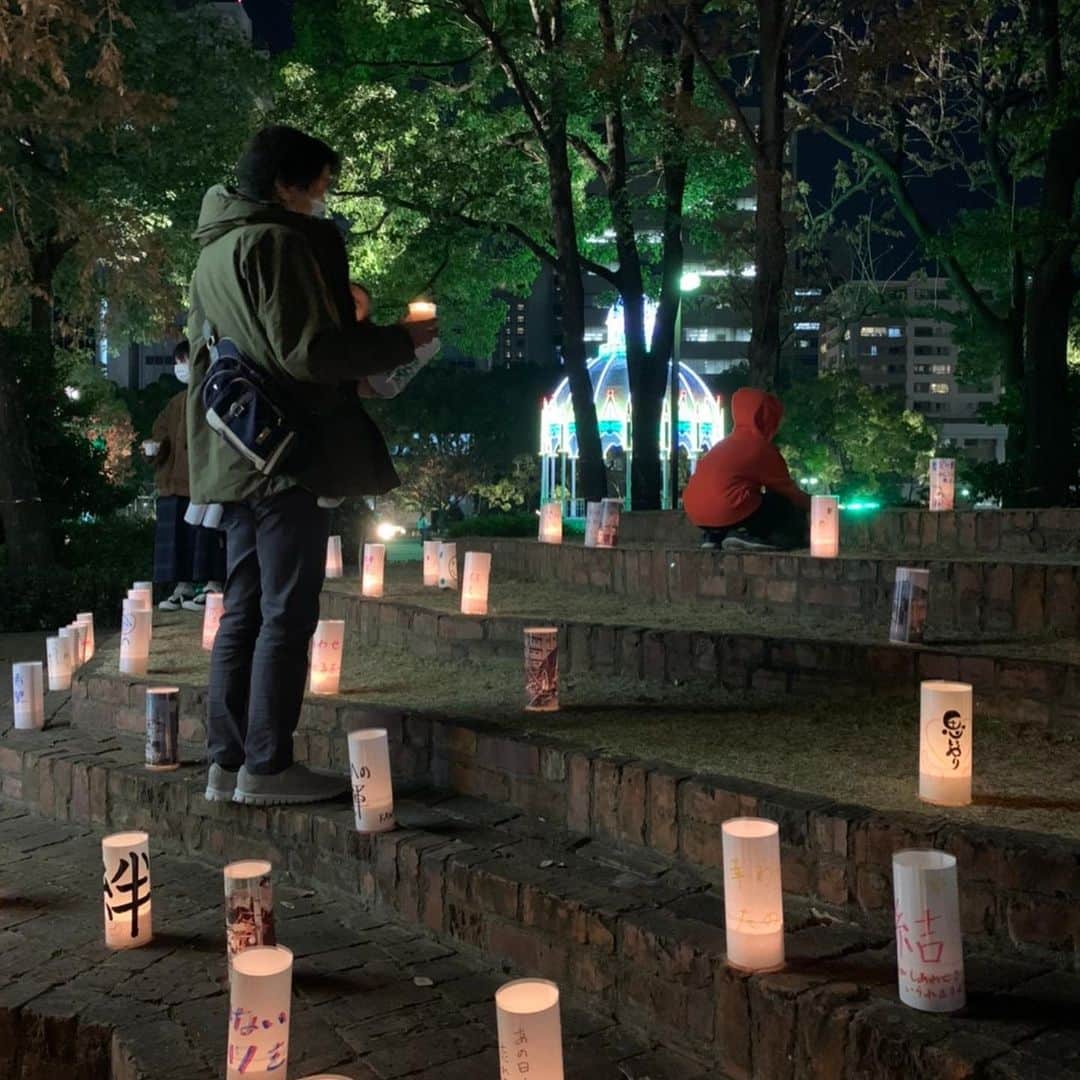 中野耕史さんのインスタグラム写真 - (中野耕史Instagram)「ルミナリエの代替えイベントで、学生さんからメッセージを書いて灯籠にしましょうと声をかけてもらいました。 子供たちと参加。 1.17のつどいでも飾られるそうです。」12月12日 17時58分 - nakanocozy