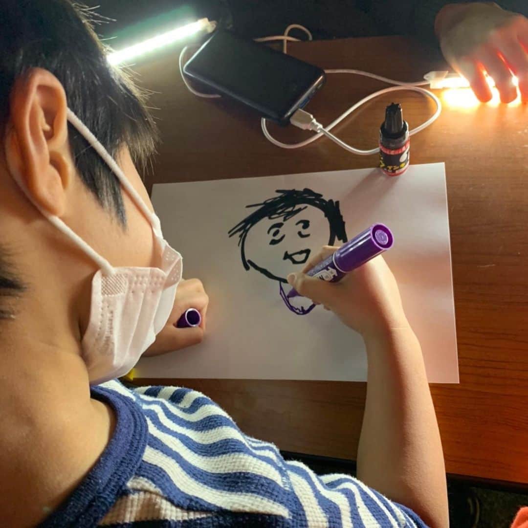 中野耕史さんのインスタグラム写真 - (中野耕史Instagram)「ルミナリエの代替えイベントで、学生さんからメッセージを書いて灯籠にしましょうと声をかけてもらいました。 子供たちと参加。 1.17のつどいでも飾られるそうです。」12月12日 17時58分 - nakanocozy