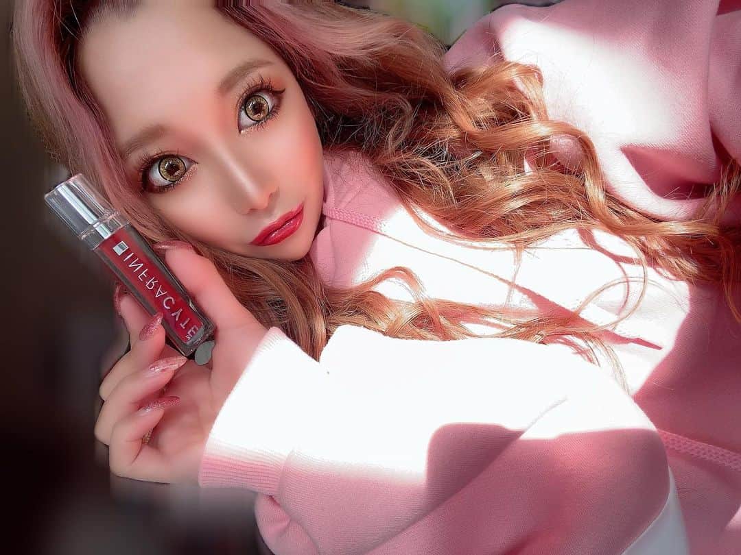 のインスタグラム：「. 先日 #a_clinic_ginza さんで スマイルリップの施術を してきたよ💋💋 . 谷口弘樹先生 @dr.taniguchi 担当✨ . 唇薄いのが昔からの悩みで でもヒアルロン酸 痛いからなぁ😭 って諦めてたけど ここのクリニックは 麻酔したら全然 痛くなくてびっくり😳‼️ あっという間に終わって 唇にボリューム出て嬉しい♡ 口角ボトックスは初めて 打ったけどキュッと口角 上がって良い感じ✨✨ . クリニックの内装が 可愛くてテンション 上がった😍❣️ カウンセリングも 丁寧で安心して 施術受けられた😌🌟 . ラシャスリップもセットで 好きな色選べるから お得でおすすめです❣️ . 次はAスレッドやりたいなっ👏  . .  #スマイルリップ #aclinic #aclinic横浜 #aclinic銀座 #aクリニック #エークリニック #リップヒアル #唇ヒアルロン酸 #M字リップ #アヒル口 #リップ #リップグロス #ラシャスリップス #美容外科#谷口弘樹」