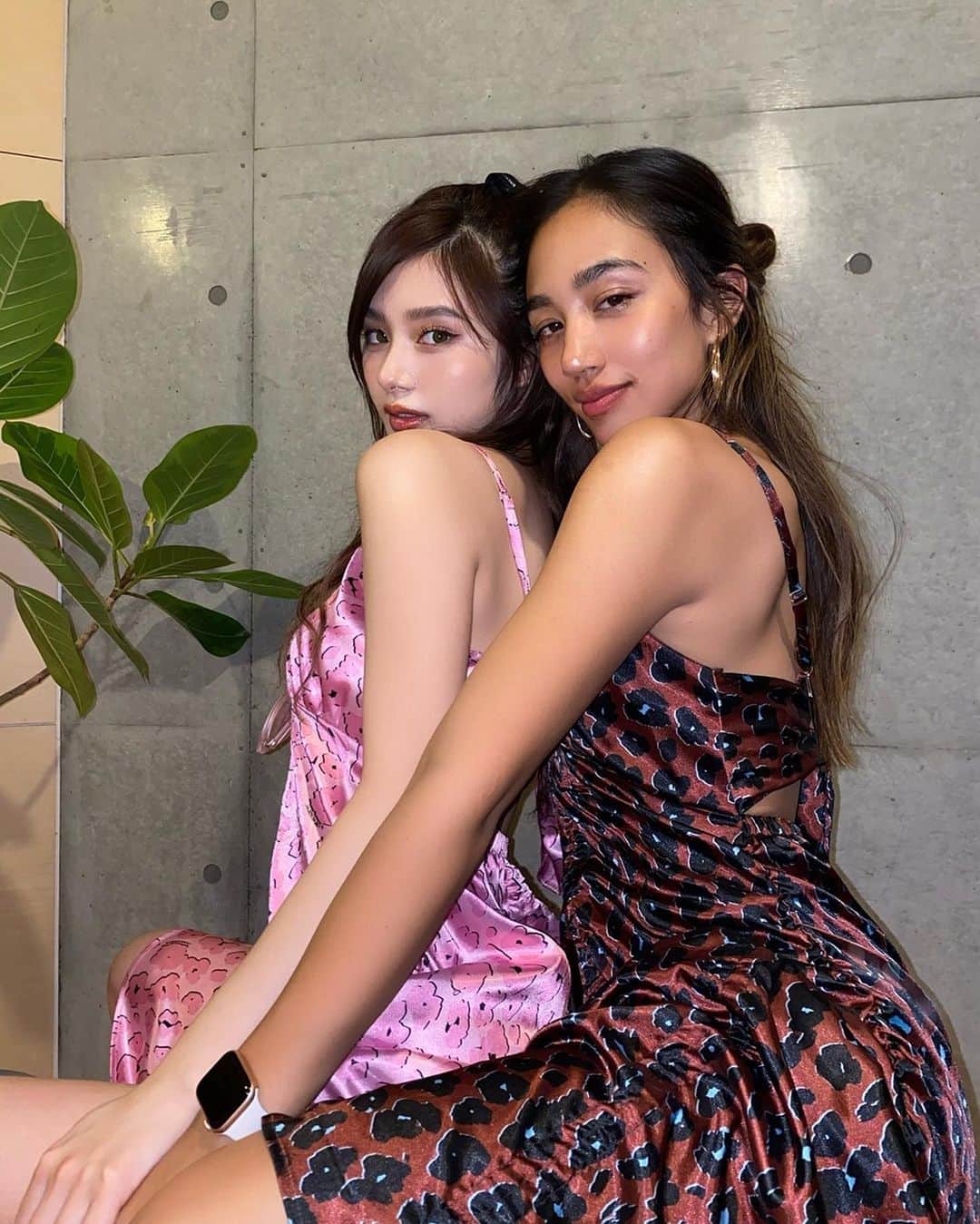 Megha Shrestha のインスタグラム：「Pink or Red ?？ とても楽しみにしてる@qussio_official のワンピース❤️💜  @momoka_nanbu とお揃いですねぇ〜✨  #クリスマスまで13日 #samelook」