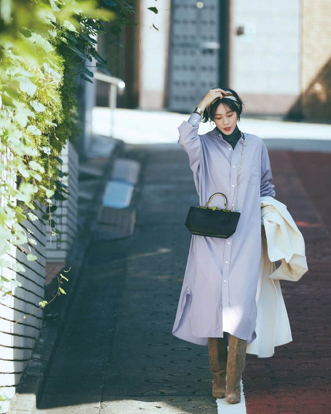 のインスタグラム：「＼ #LEE1月号 PICK UP! ／  コートの下は迷った朝はこれ一択！ 「主役ワンピース」で即自信！  グレータートルを忍ばせ表情をキリッと引き締めて  リラックスしたシルエットなのに、微光沢のあるソフトブロードを使用しているため、きれいめに着られるシャツワンピース。衿元から濃色のタートルをチラリとのぞかせると、顔まわりが引き締まった印象に仕上がります。  ワンピース￥42000／アングローバル（イレーヴ） ニット￥21000／エッセン.ロートレアモン（エッセン.ロートレアモン） コート￥98000／ウィム ガゼット 玉川髙島屋S・C店（ウィム ガゼット） バッグ￥190000／カオス横浜（ザンケッティ） スカーフ￥28000／スローン ブーツ￥78000／フラッパーズ（ネブローニ） ピアス￥106000／チェリーブラウン（チェリーブラウン） バングル￥19000／アマン（アンセム フォー ザ センセズ）  撮影／須藤敬一（モデル） ヘア＆メイク／TOMIE（nude.） スタイリスト／松村純子 モデル／竹内友梨 取材・文／栗田瑞穂  #magazinelee #leeweb ㅤㅤㅤㅤㅤㅤㅤㅤㅤㅤㅤㅤㅤㅤㅤ #fashion #ootd #ファッション #コーディネート #コーデ #instagood #今日の服 #今日のコーデ #シンプルコーデ #カジュアルコーデ #冬コーデ #シャツワンピース #シャツワンピ #ワンピース」