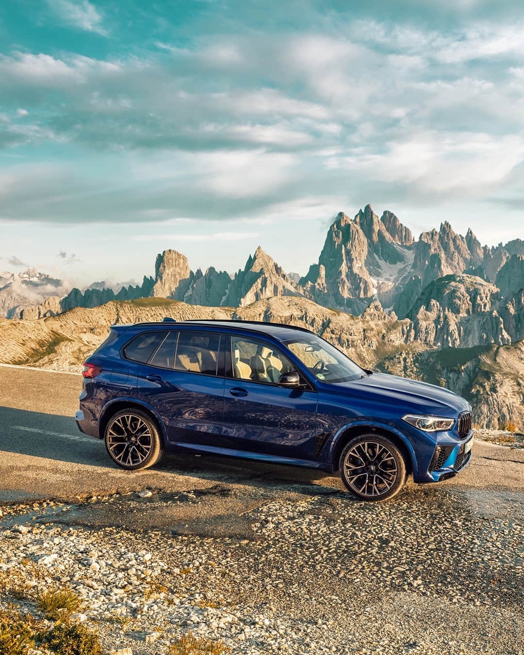 BMWのインスタグラム：「Don't be afraid to expand your horizons. The BMW X5 M Competition.  #TheX5M #BMW #X5M #BMWM @bmwm @simninja_photodesign  __ BMW X5 M Competition: Fuel consumption in l/100 km (combined): 13.0–12.8. CO2 emissions in g/km (combined): 296–291. Further information: www.bmw.com/disclaimer.  	 Acceleration (0-100 km/h): 3.8 s. Power: 460 kW, 625 hp, 750 Nm. Top speed (limited): 250 km/h (with optional M Drivers Package: 290 km/h).」
