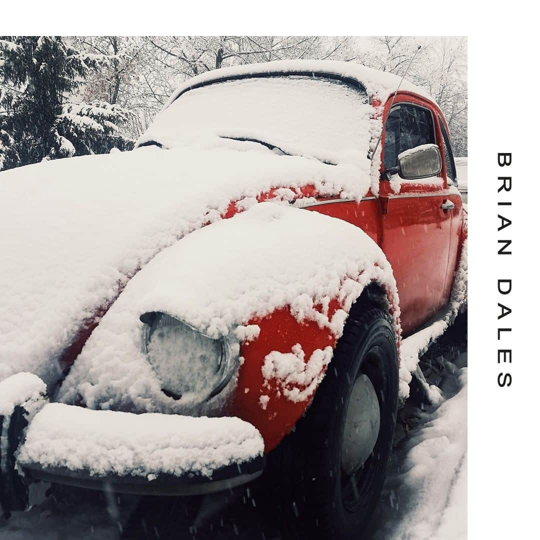 ブライアンデールズのインスタグラム：「At this time of the year we all feel overwhelmed by our numerous tasks. Like this car by snow. . . . #car #style #vintagestyle #impress #detailsmatter #briandales #fall #instafall #shoot #fashion #trends #instafashion #snow #winter #whitecoat」