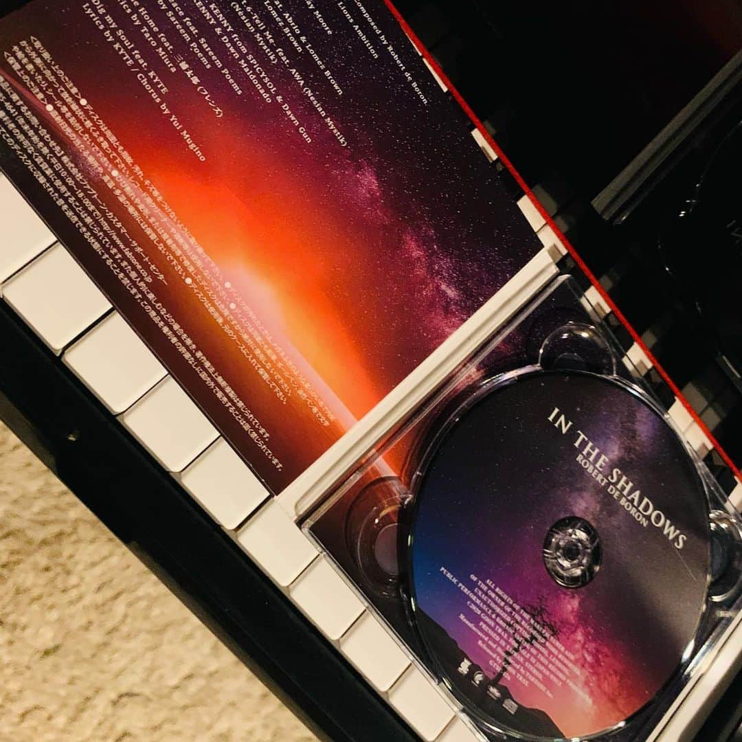 Robert de Boronさんのインスタグラム写真 - (Robert de BoronInstagram)「一足早くCDが届きました💿パッケージで手にとる人にも最高の幸せが訪れる会心の出来、こんな美しいジャケがこの世にあったのか？と🔥12月23日リリースボロン5枚目のアルバム【In The Shadows】内容も最高です今しばらくお待ちくださいませ🙏  #chillhop #robertdeboron #lofi #hiphop #in #the #shadows #ボロン天才❤️」12月12日 18時04分 - robertdeboron