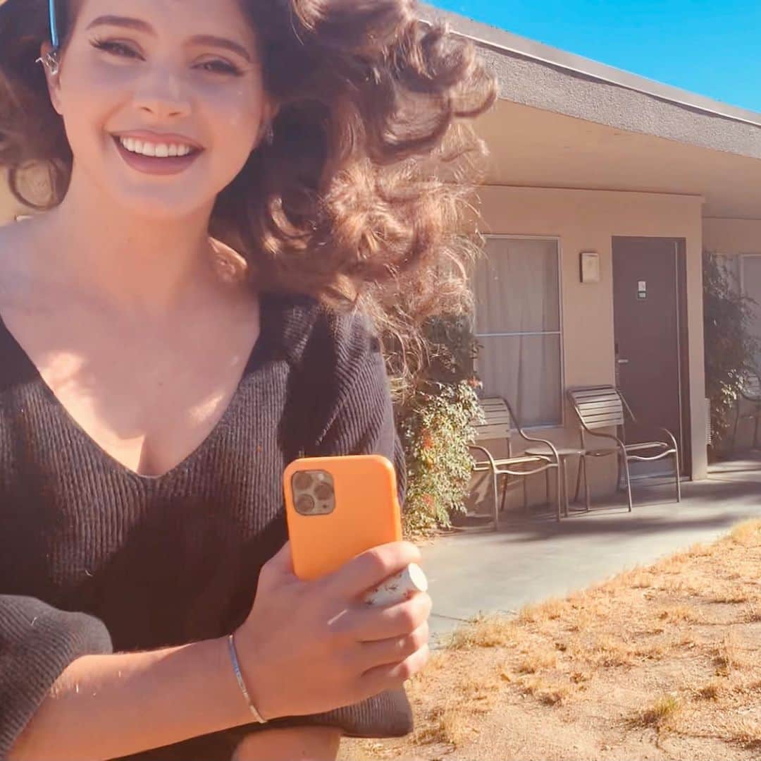 ラナ・デル・レイのインスタグラム：「Performing on Fallon December 14☝️🌶」