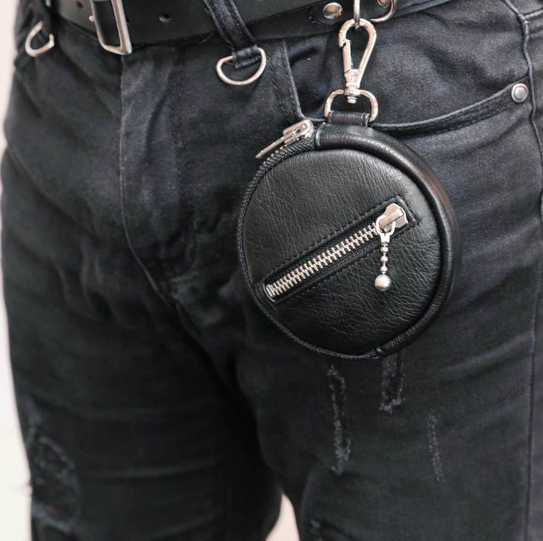 のインスタグラム：「TEARS OF SWAN-CIRCLE LEATHER COIN CASEになります!! ご好評頂き残り僅かになりました!! 西武池袋店頭、webshopにて引き続き販売中ですので宜しくお願い致します(^^)👛🏬💻  http://tears-of-swan.shop-pro.jp/?pid=153051642 (webshopオーダー分は12月下旬発送開始です) ※プロフィール下のURLからofficial websiteがご覧頂けます  @tears_of_swan  #tearsofswan  #leathercoincase  #circlecoincase  #coincase  #コインケース」