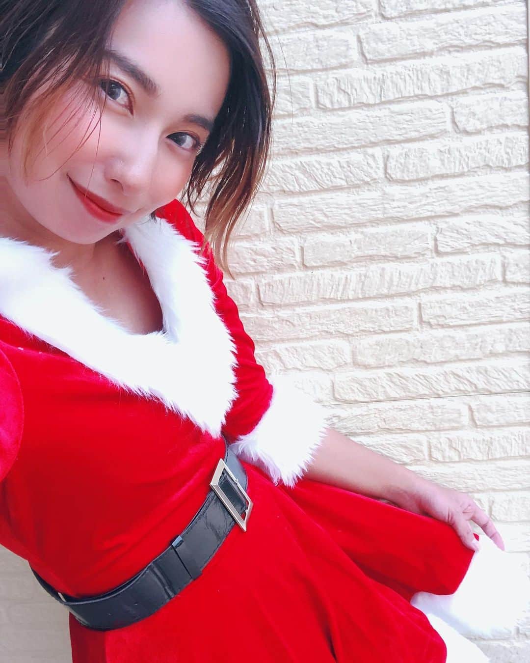 エマ中岡優姫のインスタグラム：「サンタさん🧑‍🎄 かわいい小人のサンタさん❤️ クリスマスプレゼント なにあげよーかな😘？ てかツリーそろそろ 出さなきゃ🤣🎄 #サンタコス  #男の子ママ  #2歳  #クリスマス  #christmas  #xmas  #サンタクロース」