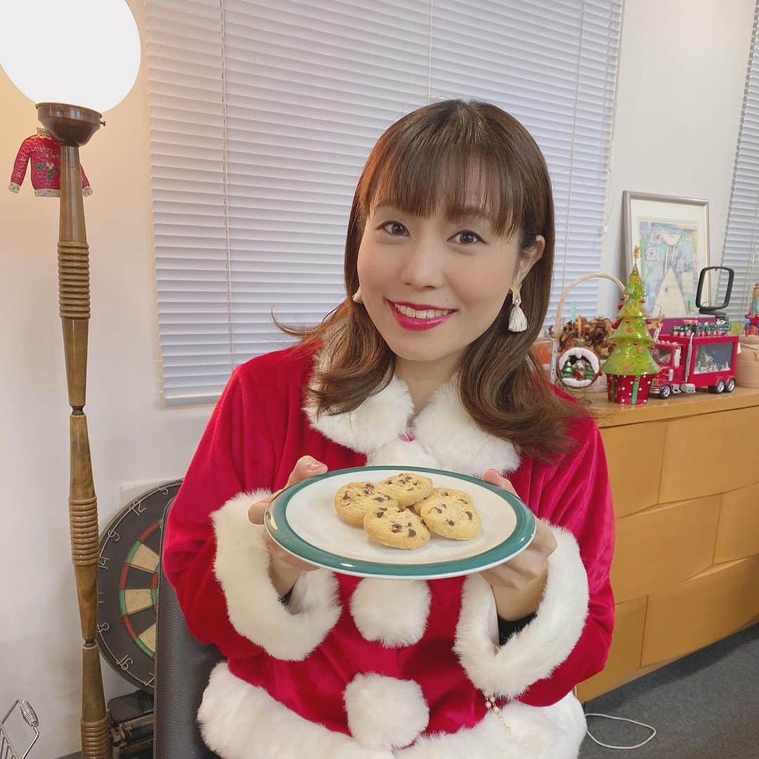 上原りささんのインスタグラム写真 - (上原りさInstagram)「YouTubeで新たに「おめでとうクリスマス」がUPされております☺️ 。 クッキー🍪はこの後美味しく頂きました❤️」12月12日 18時05分 - uehara_risa_official