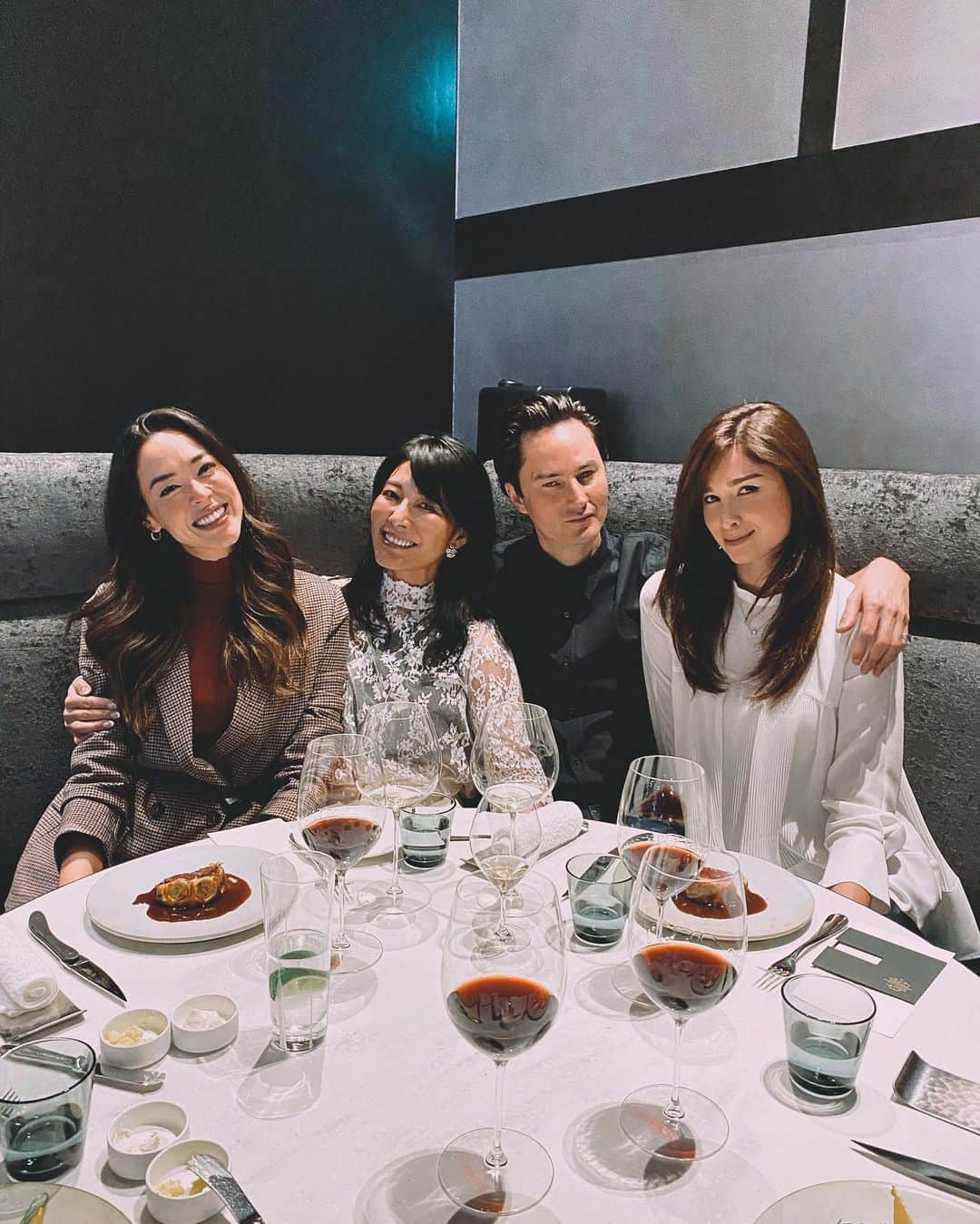 のインスタグラム：「先日、  @largent_ginza の プレオープンディナーへ行ってきました❣️ ・ 「L'ARGENT」は銀座四丁目交差点に面する GINZA PLACE 7階にあって、上品な雰囲気で モダンフレンチレストラン。外のテラス席から 銀座の街が見えて、夜のライトアップが凄く綺麗😍✨ ・ L'ARGENTは最近までミシュラン1つ星店 レストランのシェフであったことで知られる 加藤順一が料理長となり、 数々のミシュラン 星つきレストランのディレクトールを実績に持つ ことで知られるレストランプロデューサー  @ozawakazutaka いる西麻布のフレンチ レストランクローニーが総合監修です。  ・ コースメニューの一つ、一つのお料理が 感動するぐらい美味しい🥰 お料理のプレゼンテーションが 芸術的で素晴らしかったです😍♥️ ・ また、リピートしたいお店😍✨ ・ New modern French Restaurant in  Ginza Crossing @largent_ginza  ・ Incredibly delicious!!!!😍♥️ ・ #largentginza#ginza#tokyo #銀座#東京#新しいレストラン」
