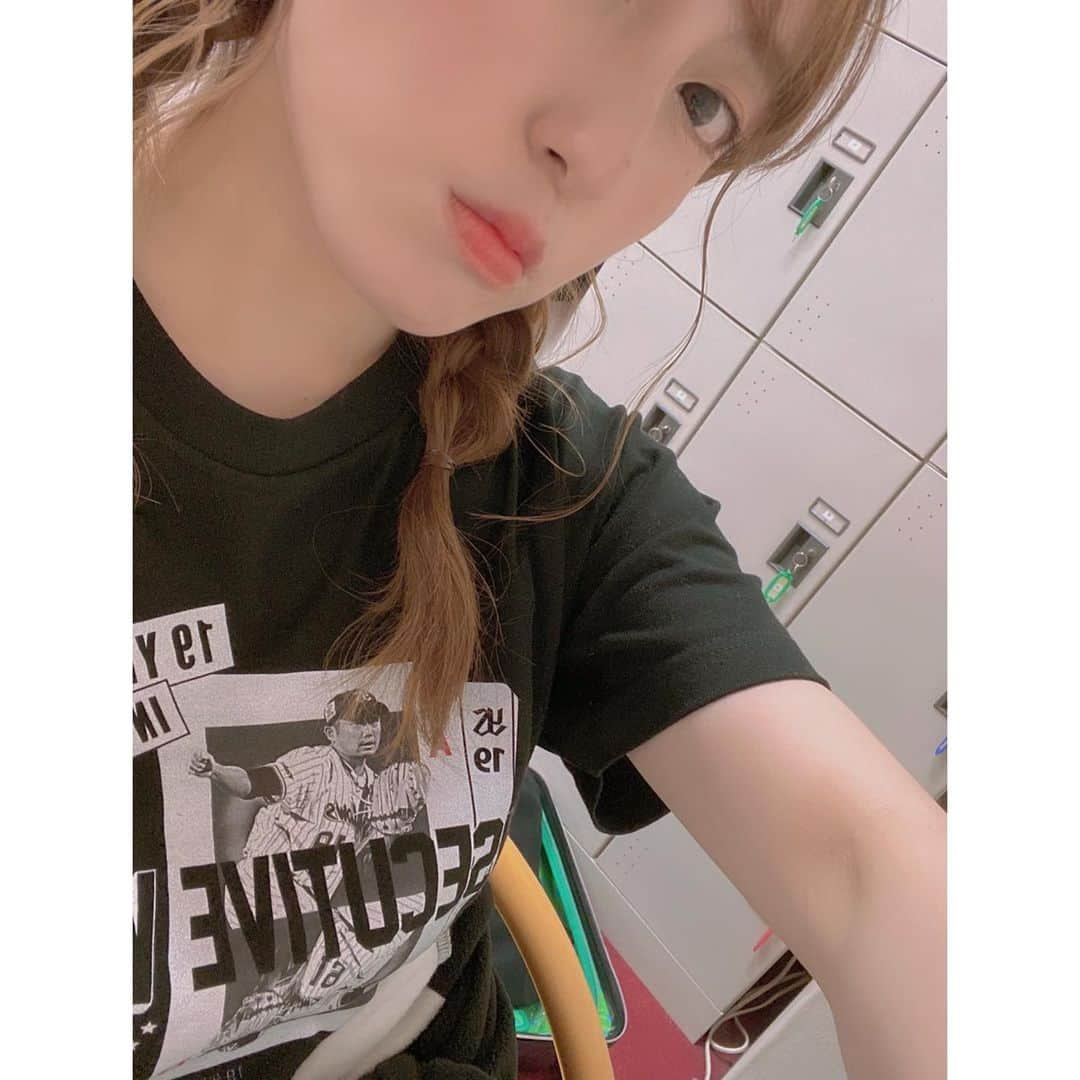 松嵜麗さんのインスタグラム写真 - (松嵜麗Instagram)「つば九郎先生の下には 実は石川雅規投手19年連続先発勝利記念Tシャツを着ておりました🤗  デザインもかわゆいのだ。 背中のデザインもかわいいの！ 今度背中も撮るね〜  #石川雅規 #買ってよかった #かわいいしかっこいい #でもかっこいいのは #Tシャツだけじゃない #石川投手自身 #そして投げる姿も球もかっこいい」12月12日 18時07分 - reiandbob