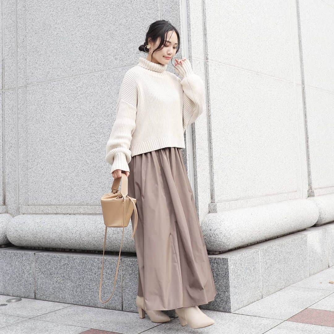 Eri Satoのインスタグラム：「ivory×khakiコーデ · knit: @titivatejp skirt: @rectangle_official  pierce: @joueri shoes: @welleg_shoes · @rectangle_official #タフタロングスカート ハリのある素材感が今の気分💛 ウエストゴムだから楽ちん～🤗 · こちらのスカートはzozotownで 1000円OFFクーポンが出てるからチェックしてみてね✨ · 今日は友達とお出かけ納め😘😘😘 · #rectangle_official#rectangle_code#rectangle#レクタングル#スカートコーデ#ニット#高身長コーデ#ママコーデ#カジュアルコーデ#ニットコーデ #冬コーデ#fashion#ootd#outfit#code#coordinate#style#ファッション#コーディネート#コーデ#プチプラ#プチプラコーデ#シンプルコーデ#mamagirl#locari#partegram#カジュアル#お洒落さんと繋がりたい」